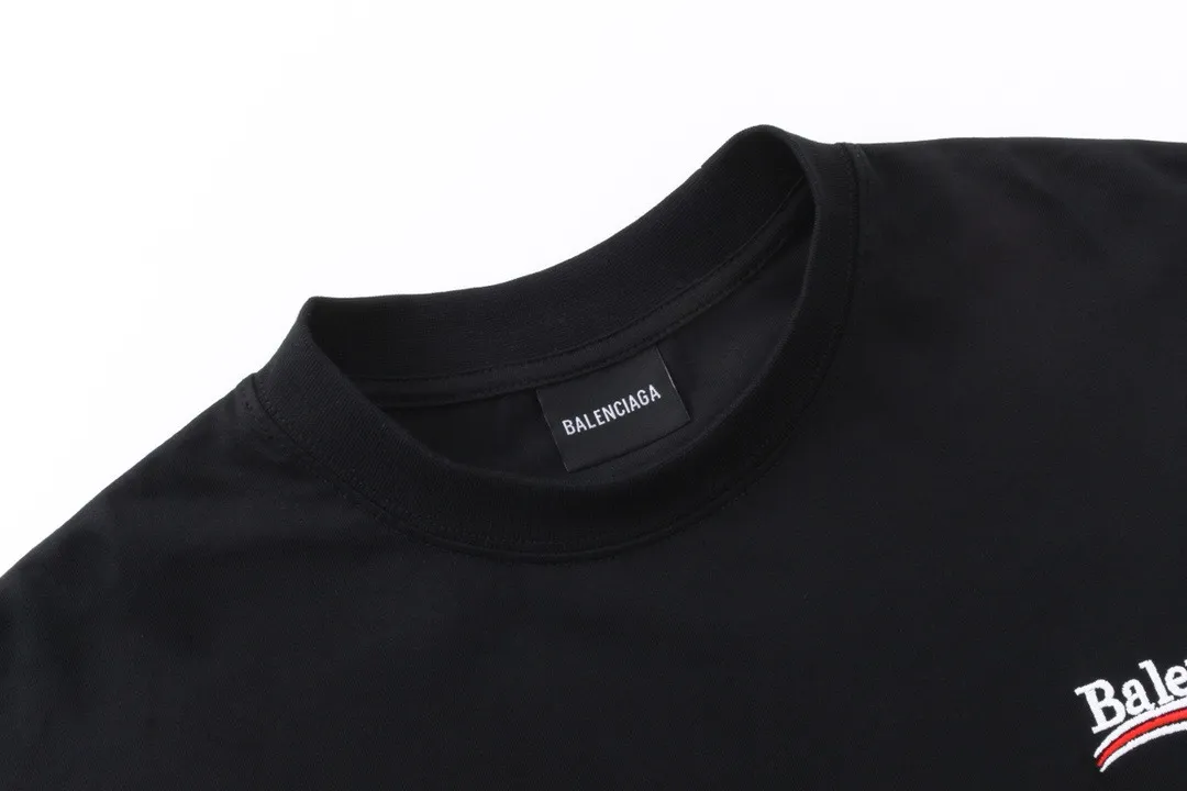 🅿️266 Detailed pictures [Top version. Official website quality] BALENCI*GA/Paris #Classic model. Coke wave embroidered splicing shirt sleeves fake two-piece long-sleeved T-shirt #2024 latest model. Genuine product developed at the first time. Custom shirt fabric. Welcome to compare! The fabric is made of Paris ZP custom-woven and dyed cotton double yarn. Weighing 260 grams, the cloth surface is clean. The cloth pattern is clear, soft and comfortable. The threads are dyed with no color difference. The classic pattern embroidery uses an imported embroidery machine, the embroidery thread color is the original color, and the sleeves are made of shirt fabric. Comes with special buttons. Produced by looking at pictures at Jubie Market. The letters are clear. The three-dimensional effect is strong. The version adopts the OS loose shoulder version. The same style for men and women. Coding: BL225018 Color: Black Size: XS S M L