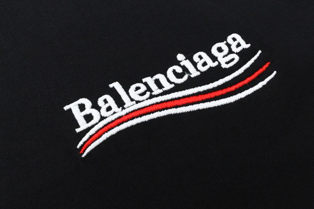 🅿️266 Detailed pictures [Top version. Official website quality] BALENCI*GA/Paris #Classic model. Coke wave embroidered splicing shirt sleeves fake two-piece long-sleeved T-shirt #2024 latest model. Genuine product developed at the first time. Custom shirt fabric. Welcome to compare! The fabric is made of Paris ZP custom-woven and dyed cotton double yarn. Weighing 260 grams, the cloth surface is clean. The cloth pattern is clear, soft and comfortable. The threads are dyed with no color difference. The classic pattern embroidery uses an imported embroidery machine, the embroidery thread color is the original color, and the sleeves are made of shirt fabric. Comes with special buttons. Produced by looking at pictures at Jubie Market. The letters are clear. The three-dimensional effect is strong. The version adopts the OS loose shoulder version. The same style for men and women. Coding: BL225018 Color: Black Size: XS S M L