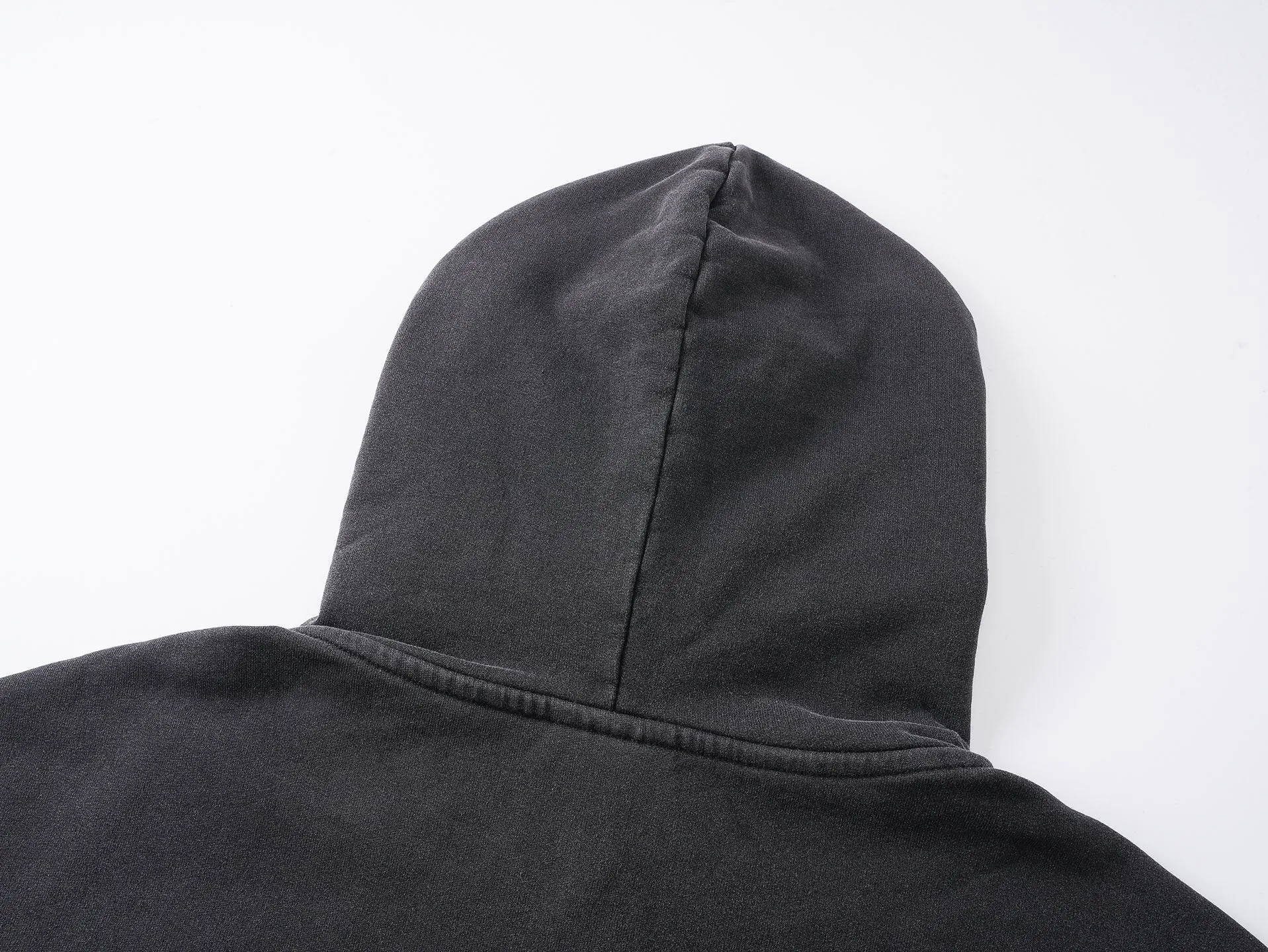 🅿️340 real photos [Top version. Official website quality] BALENCI*GA/Paris #2025 autumn and winter new style washed hooded sweatshirt with wheat ear LOGO embroidered on the chest. The garments are washed and worn to make them look old. Full sense of design, welcome to compare. The fabric is made of Paris ZP custom-woven and dyed cotton sweatshirt. The weight is 460 grams. The cloth surface is clean. The cloth pattern is clear, soft and comfortable. The threads are dyed with no color difference. The classic letter LOGO is embroidered with imported Tajima embroidery machine. The effect is three-dimensional. Restore brick cabinets, adopt OS loose shoulder style. Same style for men and women. Code: BL259917 Color: washed black Size: XS S M L