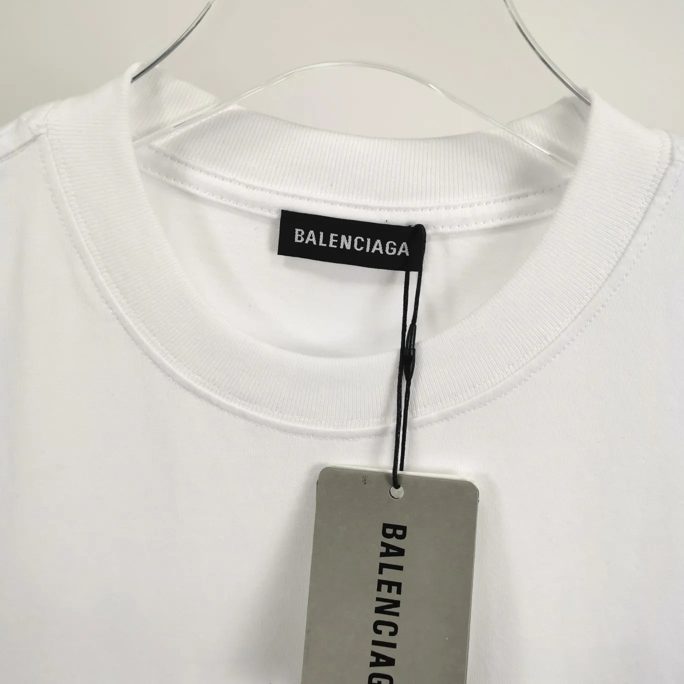 The top tested version of BALENCIAGA with large LOGO basic letters on the back, pure cotton loose fit for male and female couples, the same fashion brand high-end short-sleeved T-shirt. The god of simplicity in Paris, a volume sought after by many stars. Lisa’s favorite basic short-sleeved Paris style, which has a very high appearance rate. Wear alone, paired with jeans, shorts, and sweatpants, it's a versatile style. Xiaohongshu, a hot item on INS, a must-have for Paris fans.  The printing uses white glue as a base, coupled with Kornit direct injection, which ensures the anchorage of the printing and machine washing without any pressure. However, everyone should pay attention to something. The printing of this model is not thick glue, and the printing surface is not shiny. Please pay attention to the importance of version. Don't make a pattern based on the pictures. If you don't have the original version, you won't be able to make it look one to one like the original version. At most, you can just make a look. It's just a piece of clothing without a soul. The fabric is made of 24S 260g double yarn pure cotton fabric. The threads and fabric are custom woven and dyed in the same style, without color difference.  A complete set of customized tags, collar tags, washed, plastic bags, and most importantly, a complete set of bags, tag codes, and codes are all authentic.  Color: White, Black, Royal Blue, Apricot, Floral Gray, Pink Size: XS-L P:240