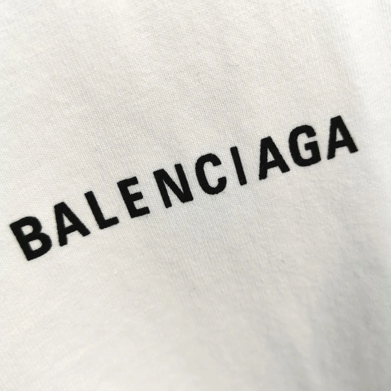 The top tested version of BALENCIAGA with large LOGO basic letters on the back, pure cotton loose fit for male and female couples, the same fashion brand high-end short-sleeved T-shirt. The god of simplicity in Paris, a volume sought after by many stars. Lisa’s favorite basic short-sleeved Paris style, which has a very high appearance rate. Wear alone, paired with jeans, shorts, and sweatpants, it's a versatile style. Xiaohongshu, a hot item on INS, a must-have for Paris fans.  The printing uses white glue as a base, coupled with Kornit direct injection, which ensures the anchorage of the printing and machine washing without any pressure. However, everyone should pay attention to something. The printing of this model is not thick glue, and the printing surface is not shiny. Please pay attention to the importance of version. Don't make a pattern based on the pictures. If you don't have the original version, you won't be able to make it look one to one like the original version. At most, you can just make a look. It's just a piece of clothing without a soul. The fabric is made of 24S 260g double yarn pure cotton fabric. The threads and fabric are custom woven and dyed in the same style, without color difference.  A complete set of customized tags, collar tags, washed, plastic bags, and most importantly, a complete set of bags, tag codes, and codes are all authentic.  Color: White, Black, Royal Blue, Apricot, Floral Gray, Pink Size: XS-L P:240