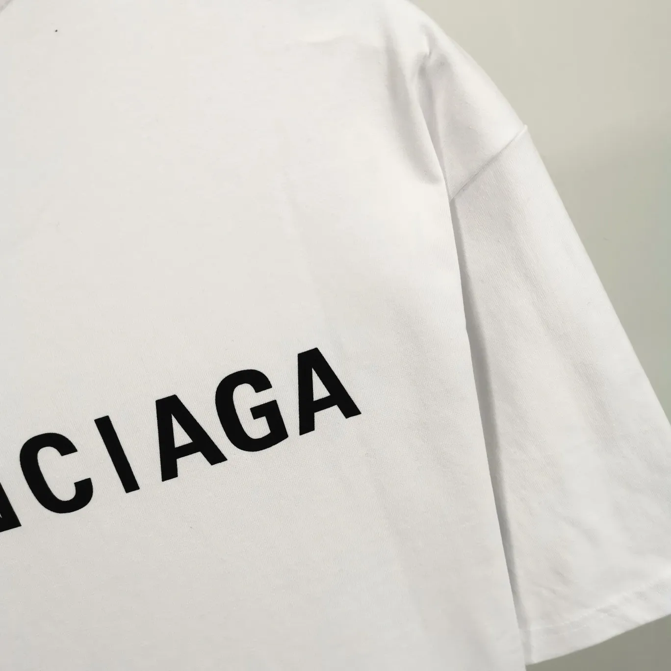 The top tested version of BALENCIAGA with large LOGO basic letters on the back, pure cotton loose fit for male and female couples, the same fashion brand high-end short-sleeved T-shirt. The god of simplicity in Paris, a volume sought after by many stars. Lisa’s favorite basic short-sleeved Paris style, which has a very high appearance rate. Wear alone, paired with jeans, shorts, and sweatpants, it's a versatile style. Xiaohongshu, a hot item on INS, a must-have for Paris fans.  The printing uses white glue as a base, coupled with Kornit direct injection, which ensures the anchorage of the printing and machine washing without any pressure. However, everyone should pay attention to something. The printing of this model is not thick glue, and the printing surface is not shiny. Please pay attention to the importance of version. Don't make a pattern based on the pictures. If you don't have the original version, you won't be able to make it look one to one like the original version. At most, you can just make a look. It's just a piece of clothing without a soul. The fabric is made of 24S 260g double yarn pure cotton fabric. The threads and fabric are custom woven and dyed in the same style, without color difference.  A complete set of customized tags, collar tags, washed, plastic bags, and most importantly, a complete set of bags, tag codes, and codes are all authentic.  Color: White, Black, Royal Blue, Apricot, Floral Gray, Pink Size: XS-L P:240