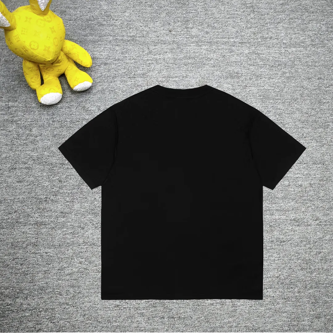 [New] Top tested version - BALENCIAGA - Balenciaga 2024 new castle reverse-stitched distressed printed short-sleeved T-shirt. The original development of custom-woven fabric technology, washing and water treatment, high gram weight 300 grams of fabric, full texture, clean cloth surface, soft and comfortable. Solona thread dyeing without color difference, singeing plus fabric wool processing, front logo light production took three days to make the film To make it have the same effect as YB, imported glue fission material is used. It is heated to form an aged effect, and the garment is finished and then washed. Workers make holes in each piece to completely match every detail of ZP. It is very time-consuming. Os dropped shoulders and loose version. The latest brick cabinets in spring and summer are synchronized. Same style for men and women. Color: Black Size: XS-L P:260