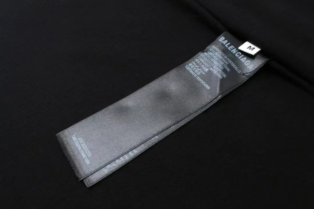 [New] Top tested version - BALENCIAGA - Balenciaga 2024 new castle reverse-stitched distressed printed short-sleeved T-shirt. The original development of custom-woven fabric technology, washing and water treatment, high gram weight 300 grams of fabric, full texture, clean cloth surface, soft and comfortable. Solona thread dyeing without color difference, singeing plus fabric wool processing, front logo light production took three days to make the film To make it have the same effect as YB, imported glue fission material is used. It is heated to form an aged effect, and the garment is finished and then washed. Workers make holes in each piece to completely match every detail of ZP. It is very time-consuming. Os dropped shoulders and loose version. The latest brick cabinets in spring and summer are synchronized. Same style for men and women. Color: Black Size: XS-L P:260