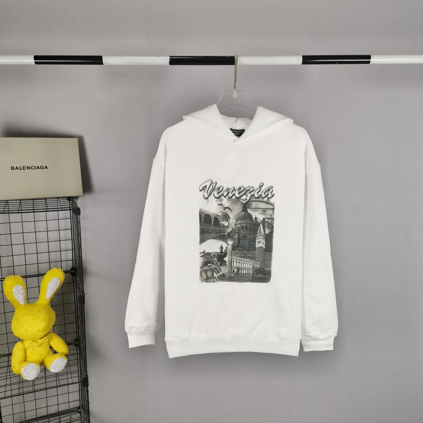 [Off the shelves, only accepting orders. {Top tested version BALENCIAGA Balenciaga Venice Water City oil painting for male and female couples, same style autumn and winter pure cotton hoodies and sweatshirts for celebrities. Venice Water City is a country that many people yearn for. It is a country where ships travel. The pure European-style architectural city makes people yearn for it as a last resort. A city located on the water.  The chest printing uses Kornit's digital direct-injection process, and the original version was scanned and manually revised and debugged many times. Color printing can be clearly captured by infrared, but black and white printing is easy to overlook and weaken many details. Just like taking pictures with a mobile phone, black and white things are always so difficult to photograph. After many revisions, the current state can achieve perfect results, and can be compared with zp. The printing is smooth and non-sticky, and the texture is clear and smooth. The fabric is made of custom-woven 520g composite crystal fleece fabric, which has a full drape and is consistent with the original version. A full set of customized accessories and tag codes are consistent with the official website. Color: White Size: XS-L P:480