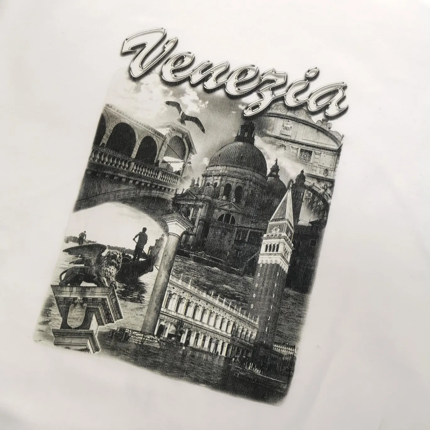 [Off the shelves, only accepting orders. {Top tested version BALENCIAGA Balenciaga Venice Water City oil painting for male and female couples, same style autumn and winter pure cotton hoodies and sweatshirts for celebrities. Venice Water City is a country that many people yearn for. It is a country where ships travel. The pure European-style architectural city makes people yearn for it as a last resort. A city located on the water.  The chest printing uses Kornit's digital direct-injection process, and the original version was scanned and manually revised and debugged many times. Color printing can be clearly captured by infrared, but black and white printing is easy to overlook and weaken many details. Just like taking pictures with a mobile phone, black and white things are always so difficult to photograph. After many revisions, the current state can achieve perfect results, and can be compared with zp. The printing is smooth and non-sticky, and the texture is clear and smooth. The fabric is made of custom-woven 520g composite crystal fleece fabric, which has a full drape and is consistent with the original version. A full set of customized accessories and tag codes are consistent with the official website. Color: White Size: XS-L P:480