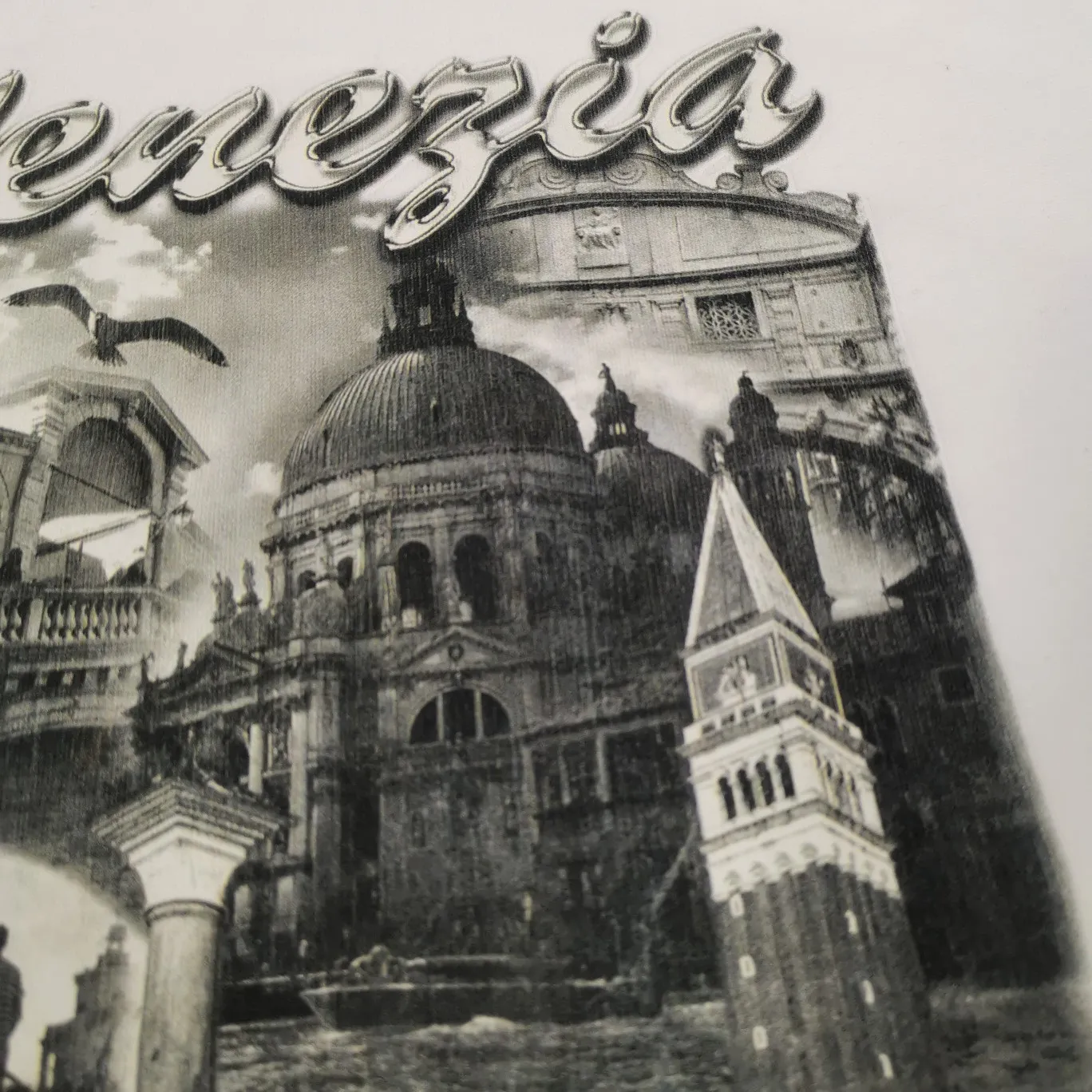 [Off the shelves, only accepting orders. {Top tested version BALENCIAGA Balenciaga Venice Water City oil painting for male and female couples, same style autumn and winter pure cotton hoodies and sweatshirts for celebrities. Venice Water City is a country that many people yearn for. It is a country where ships travel. The pure European-style architectural city makes people yearn for it as a last resort. A city located on the water.  The chest printing uses Kornit's digital direct-injection process, and the original version was scanned and manually revised and debugged many times. Color printing can be clearly captured by infrared, but black and white printing is easy to overlook and weaken many details. Just like taking pictures with a mobile phone, black and white things are always so difficult to photograph. After many revisions, the current state can achieve perfect results, and can be compared with zp. The printing is smooth and non-sticky, and the texture is clear and smooth. The fabric is made of custom-woven 520g composite crystal fleece fabric, which has a full drape and is consistent with the original version. A full set of customized accessories and tag codes are consistent with the official website. Color: White Size: XS-L P:480