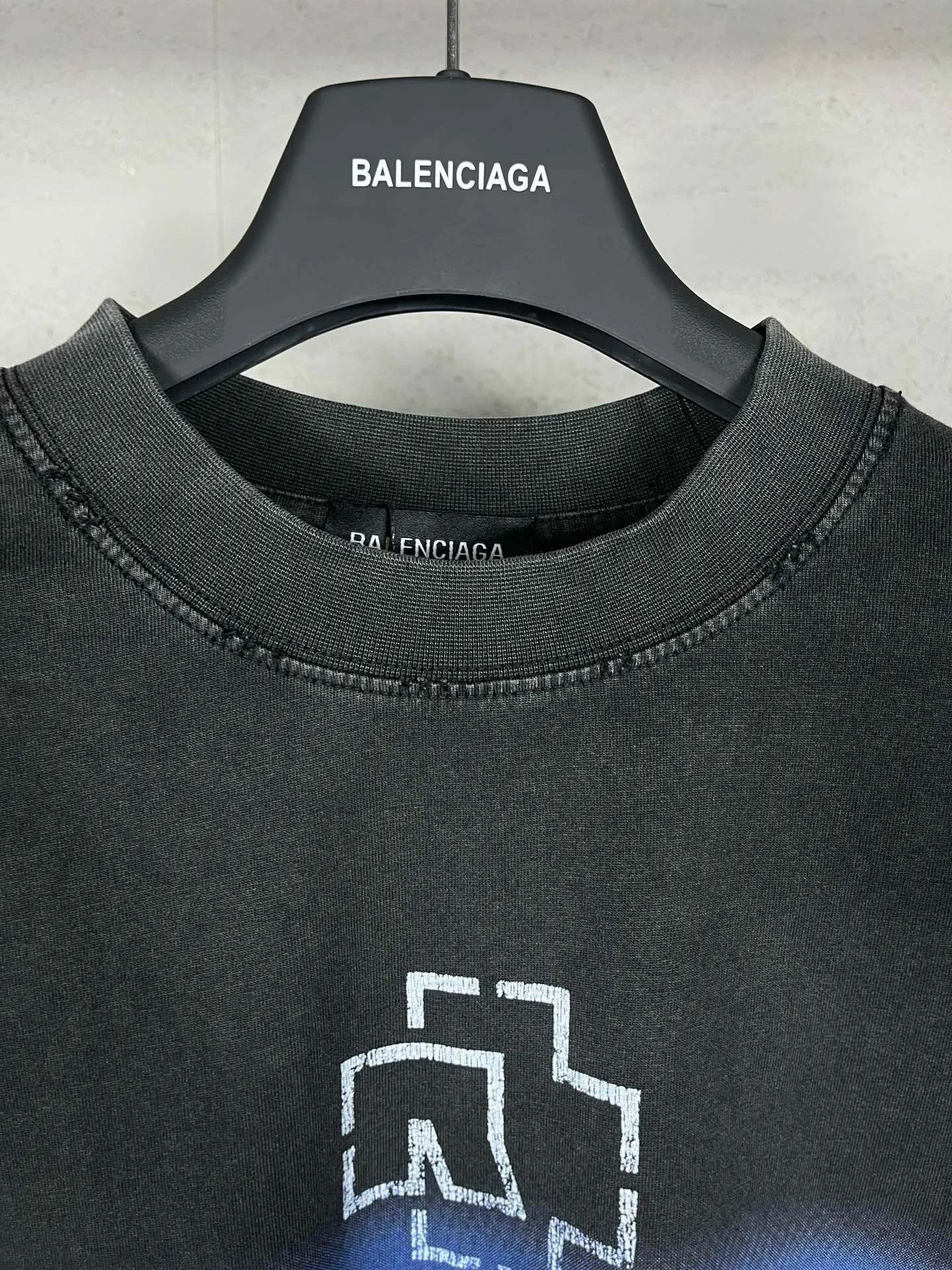 🅿️220 Detailed picture [Top version. Official website quality] BALENCI*GA/Paris Rammstein band co-branded long-sleeved T-shirt. The fabric is made of Paris ZP custom-woven and dyed cotton double yarn. The net weight is 260 grams. The cloth surface is clean. The cloth pattern is clear, soft and comfortable. The threads are dyed with no color difference. The pattern adopts Kornit digital direct printing machine, the letter strips are drawn with crack technology, the direct printing color is aligned with the original color, the LOGO is embroidered on the back of the clothes and legs, the ready-made clothes are washed and worn, the brick cabinets are restored, and the Jubie market is produced according to the pictures. You are welcome to compare the version and adopt the OS loose shoulder version. Same style for men and women Code: BL225020 Color: Washed Black Size: XS S M L