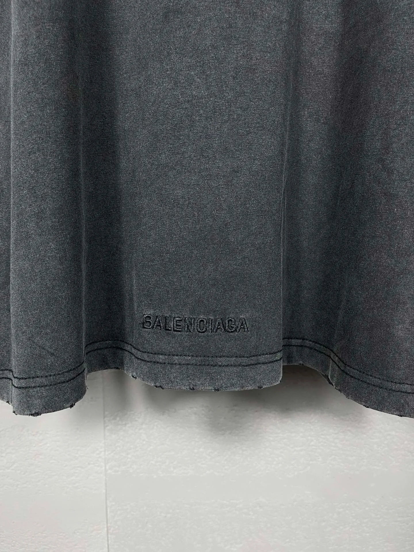 🅿️220 Detailed picture [Top version. Official website quality] BALENCI*GA/Paris Rammstein band co-branded long-sleeved T-shirt. The fabric is made of Paris ZP custom-woven and dyed cotton double yarn. The net weight is 260 grams. The cloth surface is clean. The cloth pattern is clear, soft and comfortable. The threads are dyed with no color difference. The pattern adopts Kornit digital direct printing machine, the letter strips are drawn with crack technology, the direct printing color is aligned with the original color, the LOGO is embroidered on the back of the clothes and legs, the ready-made clothes are washed and worn, the brick cabinets are restored, and the Jubie market is produced according to the pictures. You are welcome to compare the version and adopt the OS loose shoulder version. Same style for men and women Code: BL225020 Color: Washed Black Size: XS S M L