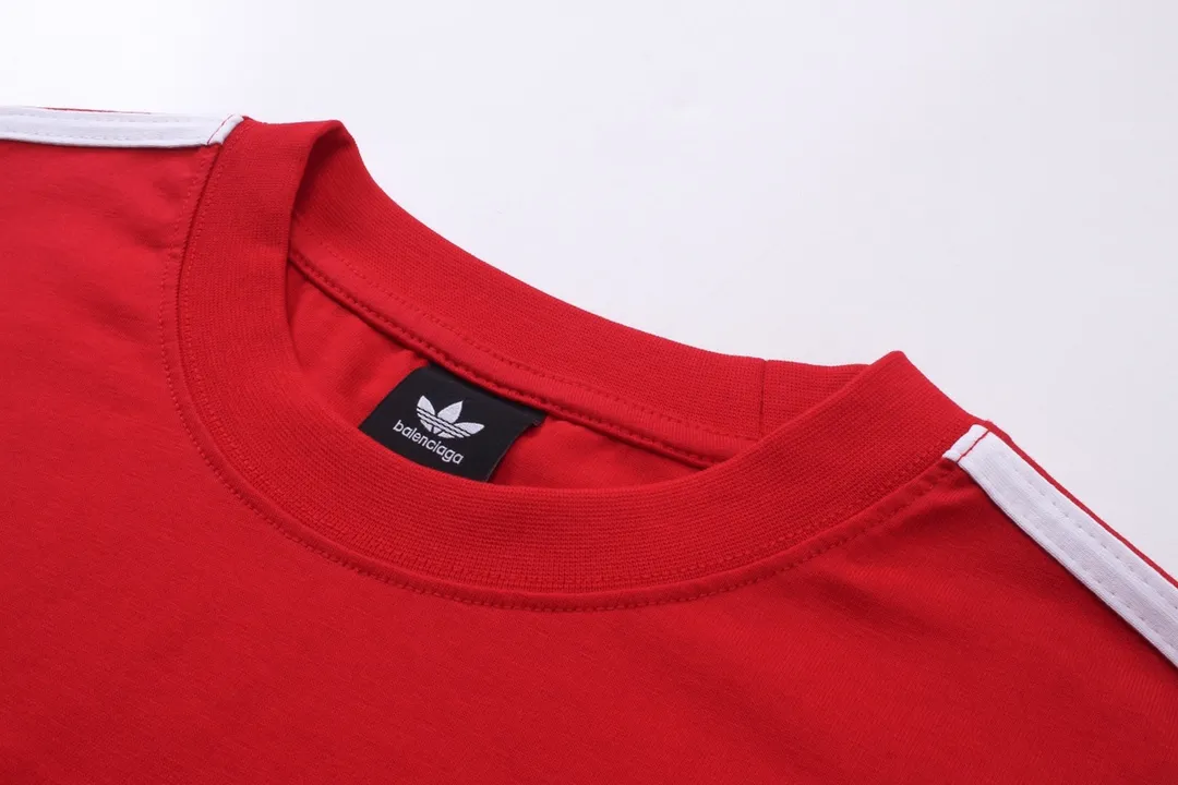 🅿️186 Detailed picture [Top version. Official website quality] BALENCI*GA/Paris co-branded Adidas Adidas clover three-stripe LOGO embroidered short-sleeved T-shirt# The fabric is made of Paris ZP custom-woven and dyed cotton double yarn. Weighing 260 grams, the cloth surface is clean. The cloth pattern is clear, soft and comfortable. The threads are dyed with no color difference. The classic pattern embroidery uses imported embroidery, and the letters are clear, three-dimensional and without rough edges. Jubie market produces pictures based on pictures. Welcome to compare. The version adopts OS loose shoulder design. Same style for men and women. Coding: BL223018 Color: black, white, blue, pink, red, royal blue Size: XS to L