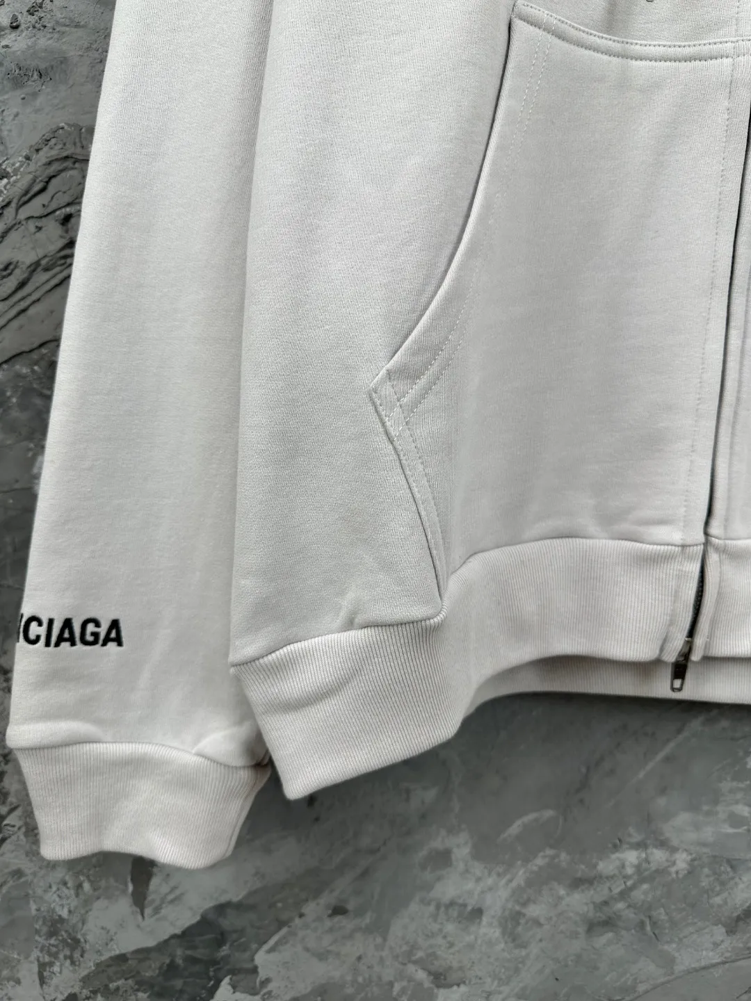 🅿️420 BALENCI*GA Paris hitg there+dripley artistic hooded zipper sweatshirt. The front pattern is printed with computer direct printing. Luminous effect. The sleeves are finely embroidered with imported Tajima embroidery machine. Customized matching hardware. Clear letters. Three-dimensional effect. Exclusively pattern-woven and dyed 460g fabric. Threads are dyed in the same cylinder with zero color difference. Brick cabinet synchronization. Welcome to compare. Same style for men and women -Color: black, off-white, floral gray -SIZE: Xs S M L style number 8975#