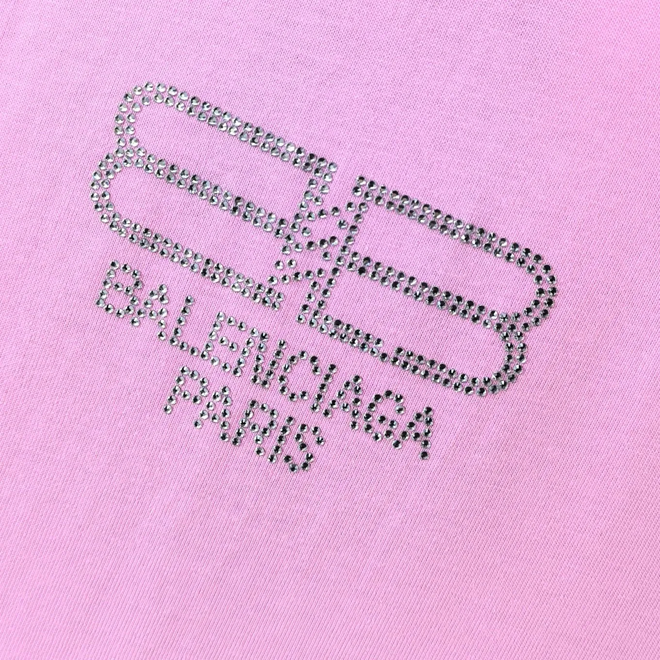 Top tested version of Balenciaga Balenciaga lock new logo hot diamond male and female couple star same style pure cotton short-sleeved T-shirt Imported hot diamond technology The complexity of the layout can be seen in the picture Swarovski rhinestones are full of gloss to distinguish the difference between the market and the original version 32s240g double yarn combed cotton fabric Three standards for large quantities + code number sticker + dustproof paper with logo Color: black pink Size: Xs-L P:270
