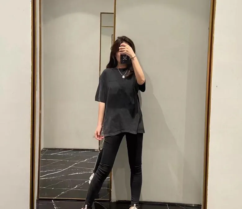 ♻️💯Upper body reference model picture❤️BALENCIAGA2022 new Balenciaga back large LOGO embroidery, washed and distressed, basic loose cotton short sleeves for men and women, custom-woven and dyed 280g vulcanized black fabric, the weight of the fabric after washing is up to 300+g, imported Tajima embroidery, the letters are clear, and the embroidery uses 3D cherry blossom thread. The sand-frying process of ready-made garments makes the fabric slightly white and the whole body is broken. It is so trendy, contemporary and versatile!  Size: XS-L Color: Washed Black P:250