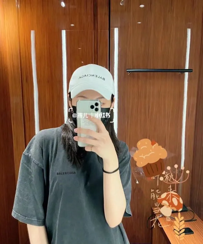 ♻️💯Upper body reference model picture❤️BALENCIAGA2022 new Balenciaga back large LOGO embroidery, washed and distressed, basic loose cotton short sleeves for men and women, custom-woven and dyed 280g vulcanized black fabric, the weight of the fabric after washing is up to 300+g, imported Tajima embroidery, the letters are clear, and the embroidery uses 3D cherry blossom thread. The sand-frying process of ready-made garments makes the fabric slightly white and the whole body is broken. It is so trendy, contemporary and versatile!  Size: XS-L Color: Washed Black P:250