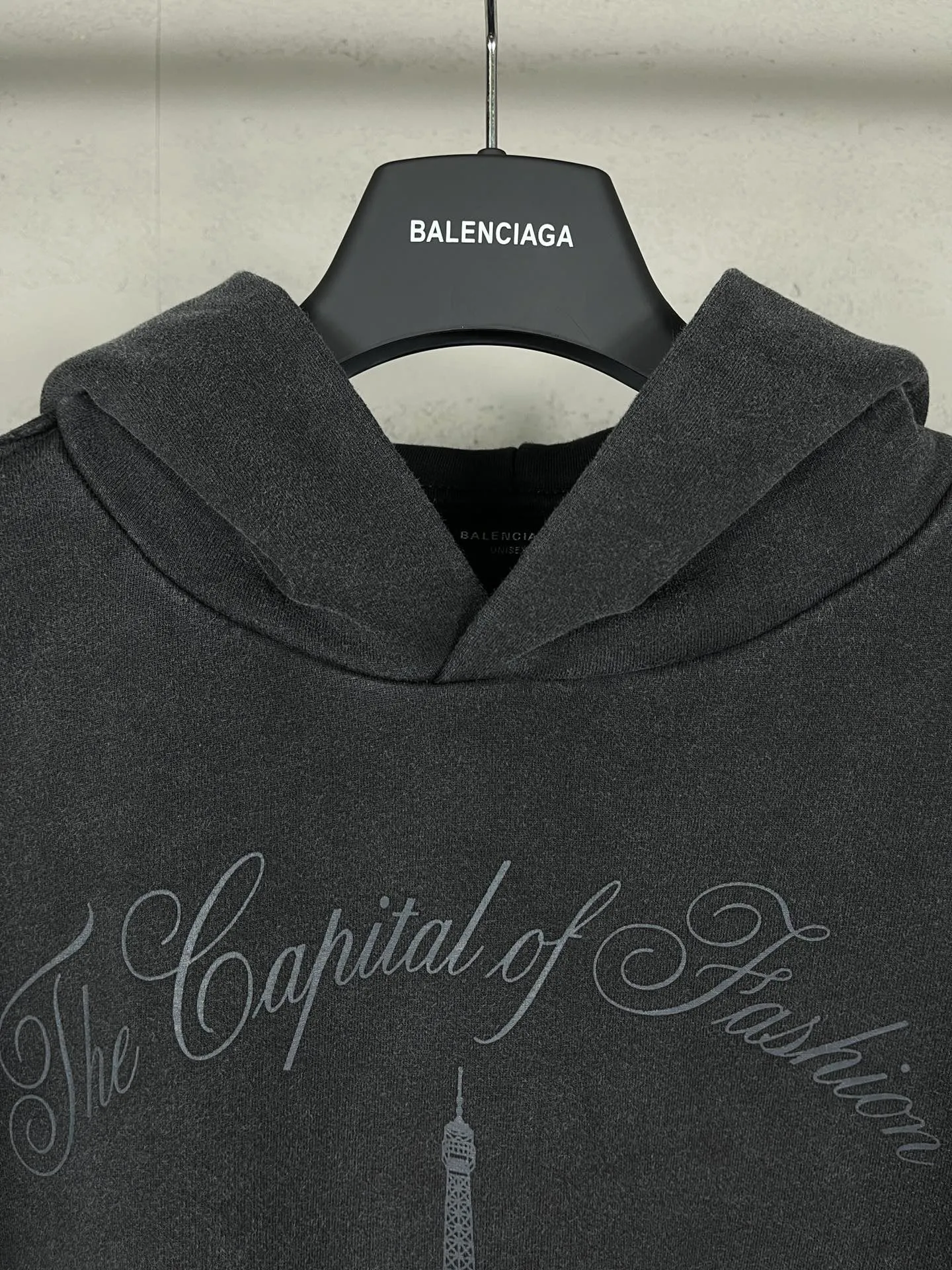 🅿️320 real shots [Top version. Official website quality] BALENCI*GA/Paris. 2024 new model. Front iron tower art print washed and distressed hooded sweatshirt. Brick cabinet synchronization. Genuine product developed at the first time, please print and compare! The fabric is made of Paris ZP custom-woven and dyed cotton sweatshirt. Weighing 460 grams, the cloth surface is clean. The cloth pattern is clear, soft and comfortable. The threads are dyed with no color difference. The printing is made of environmentally friendly imported materials. The letters are clear and the effect is three-dimensional. The entire garment is washed and distressed. The version adopts OS loose shoulder design. Same style for men and women. Code: BL238909 Color: washed black Size: XS. S. M. L