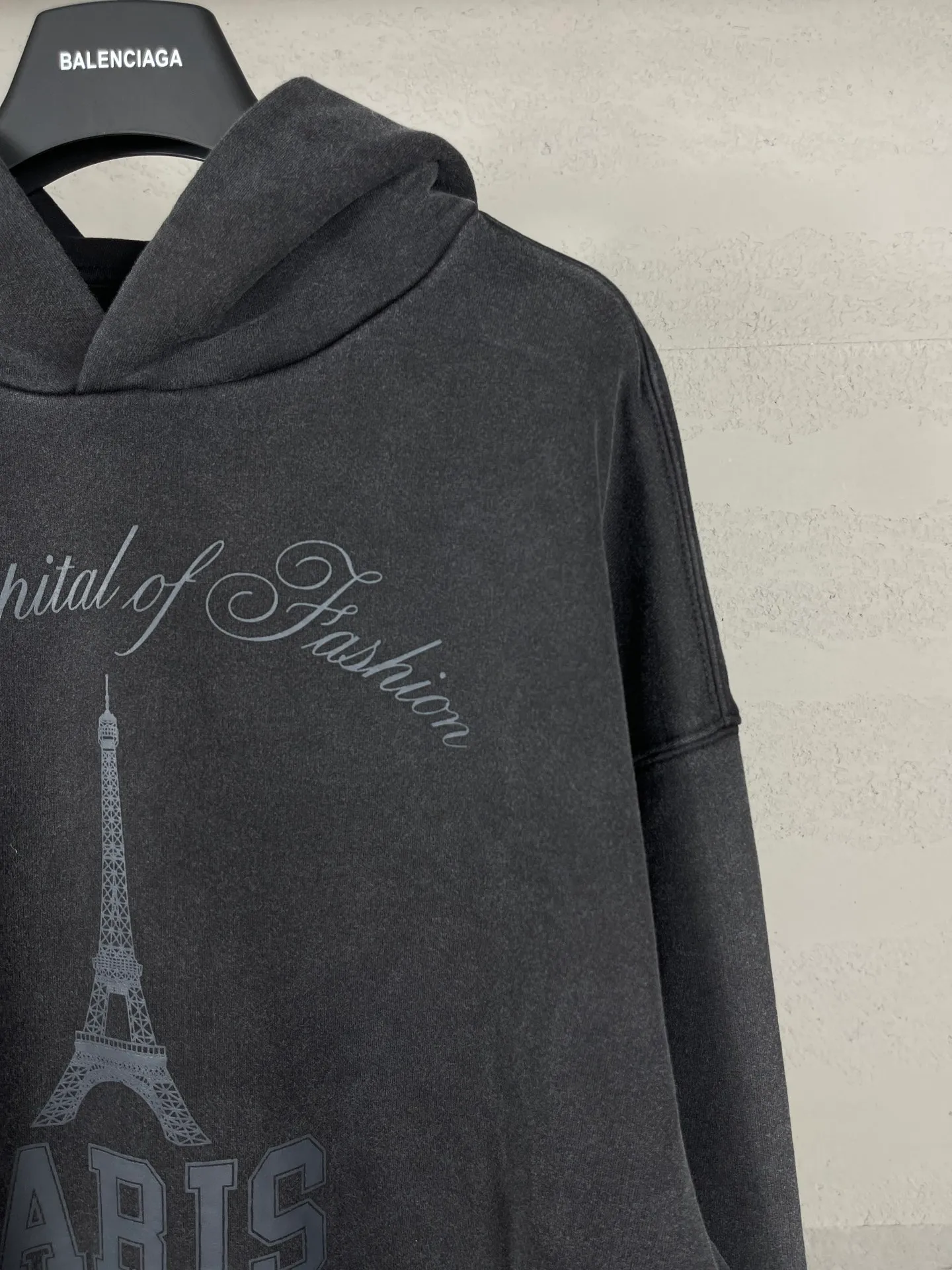 🅿️320 real shots [Top version. Official website quality] BALENCI*GA/Paris. 2024 new model. Front iron tower art print washed and distressed hooded sweatshirt. Brick cabinet synchronization. Genuine product developed at the first time, please print and compare! The fabric is made of Paris ZP custom-woven and dyed cotton sweatshirt. Weighing 460 grams, the cloth surface is clean. The cloth pattern is clear, soft and comfortable. The threads are dyed with no color difference. The printing is made of environmentally friendly imported materials. The letters are clear and the effect is three-dimensional. The entire garment is washed and distressed. The version adopts OS loose shoulder design. Same style for men and women. Code: BL238909 Color: washed black Size: XS. S. M. L