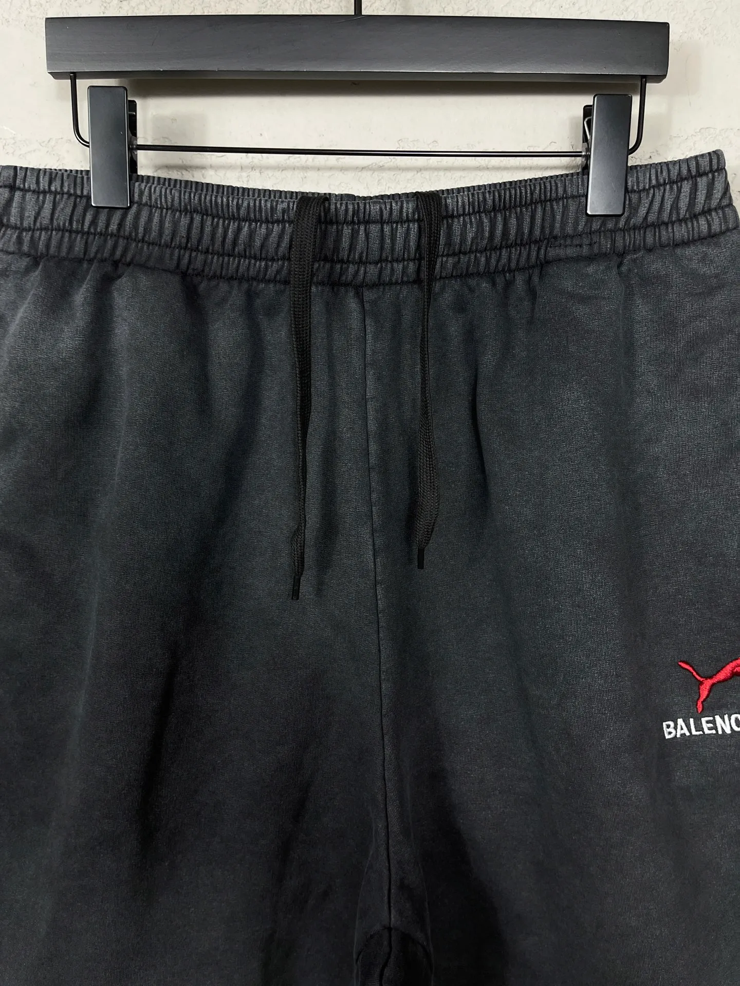 🅿️220 real photos [Top version. Official website quality] BALENCI*GA/26 new model. Paris co-branded puma series embroidered distressed washed shorts. Embroidered logo on the left side of the front. SS25 latest model. Research and development at the first time, different market currencies. Comparisons welcome. The fabric is made of Paris ZP custom-woven and dyed cotton sweatshirt, with a weight of 460 grams. The cloth surface is clean. The cloth pattern is clear, soft and comfortable. The embroidery is embroidered using imported Tajima embroidery machines. The letters are clear, the three-dimensional effect is strong, and there are no burrs. Jubie market currency. Welcome to compare. Same style for men and women Code: BL257013 Color: Washed Black Size: XS S M L