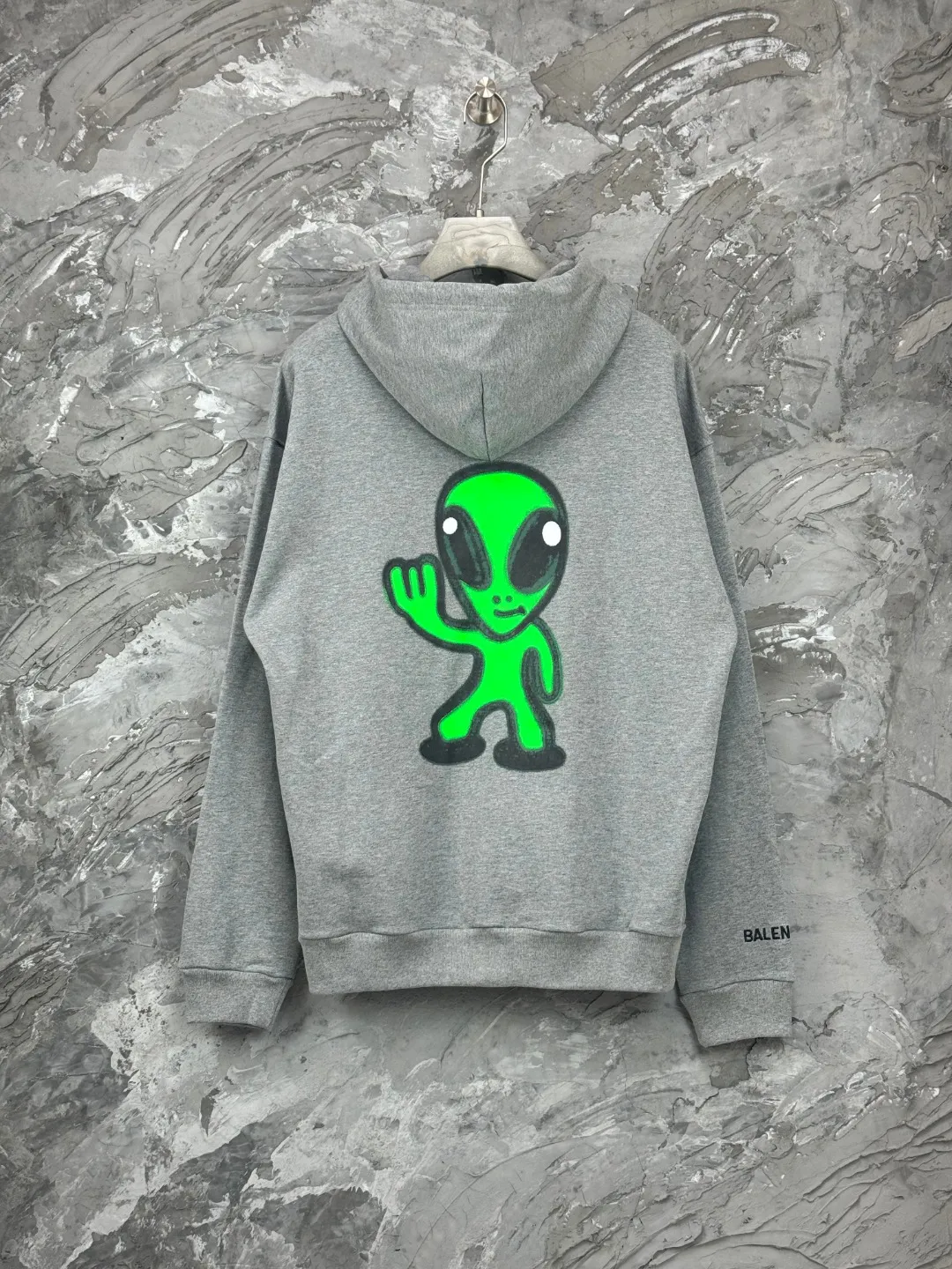 🅿️420 - BALENCI*GA Paris hitg there+dripley artistic hooded zipper sweatshirt. The back pattern is printed with computer direct printing. Luminous effect. The sleeves are finely embroidered with imported Tajima embroidery machine. Customized matching hardware. The letters are clear. The effect is three-dimensional. Exclusively pattern-woven and dyed 460g fabric. Threads are dyed in the same cylinder with zero color difference. Brick cabinet synchronization. Welcome to compare. Same style for men and women -Color: floral gray black -SIZE: Xs S M L style number 8981#