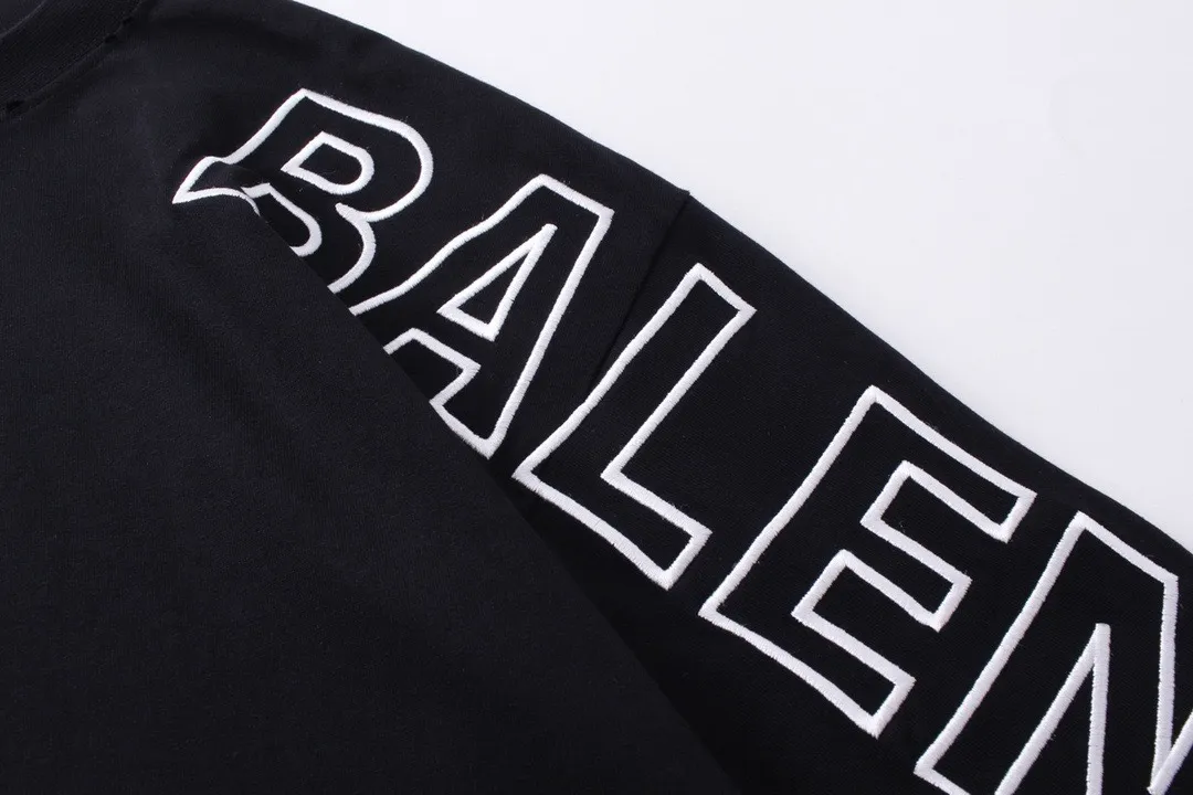 🅿️220 Detailed picture [Top version. Official website quality] BALENCI*GA/Paris BALENCI*GA#2024 latest model, Paris classic letters and large LOGO embroidery. Brick cabinet sync. The first genuine product was developed, with over 200,000 stitches of counter-position embroidery on the chest. Welcome to compare! The fabric is made of Paris ZP custom-woven and dyed 100% cotton double-yarn compact cotton. The weight is 260 grams. The cloth surface is clean. The cloth pattern is clear. It is soft and comfortable. It has good color fastness and is not easy to change color. The threads are woven and dyed with no color difference. The embroidery is done using imported Tajima embroidery machines. Super W needle thread embroidery, accurate positioning, three-dimensional effect, clear lines. No burrs and miscellaneous threads, ultra-high craftsmanship embroidery. The version adopts OS loose shoulder design. Same style for men and women. Code: BL225010 Color: black, white. Size: XS S M L