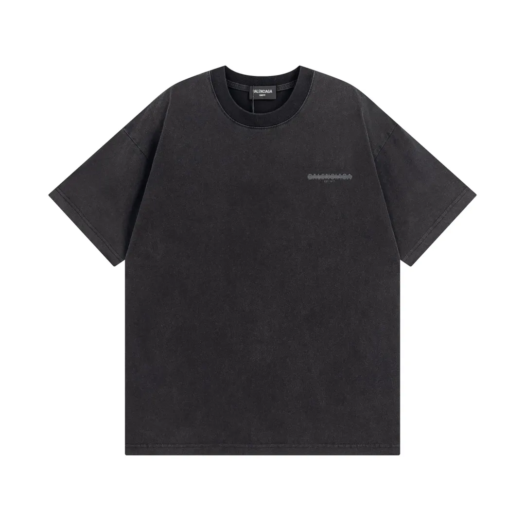 🅿️180 Detail Picture [Top version. Official website quality] BALENCI*GA/Paris BALENCI*GA# front and back letter seal printed washed short-sleeved T-shirt. Brick cabinet synchronization. The fabric is made of Paris ZP custom-woven and dyed 100% cotton double yarn compact cotton. The weight is 260 grams. The cloth surface is clean. The cloth pattern is clear. Soft and comfortable. The color fastness is good. It is not easy to change color. The threads are woven and dyed with no color difference. The printing uses imported environmentally friendly glue, which has a three-dimensional effect and no burrs. The ready-made clothes are washed and distressed, and the brick cabinets are restored. The version adopts the OS loose shoulder style. The same style for men and women. Code: BL223078 Color: Washed black Size: XS to L