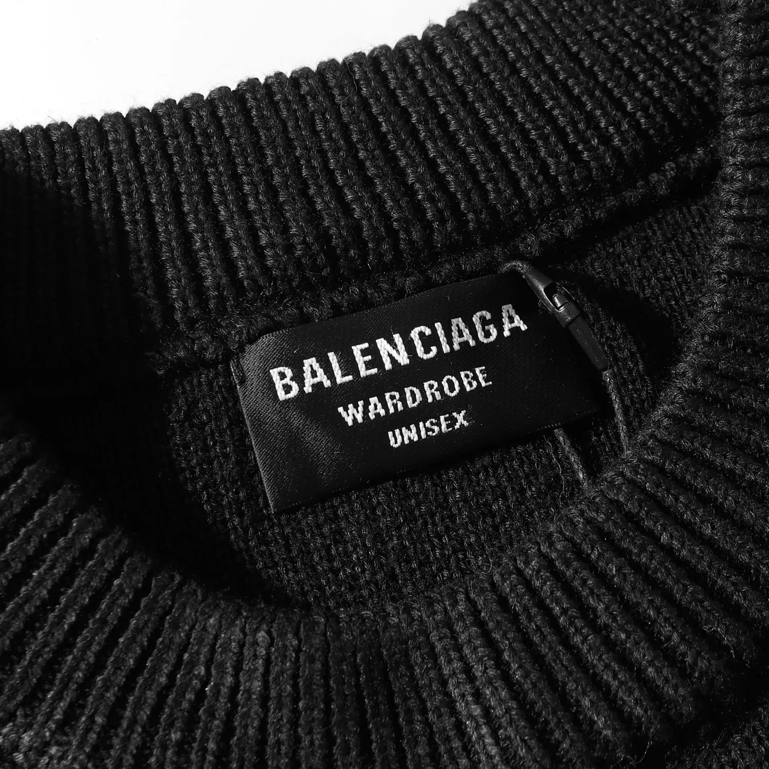 🅿️260 High quality 8826 Balenciaga/Paris double loop letter embroidered crew neck sweater black. With its unique design and elegant style, this sweater has become a must-have item this winter! The Paris double-loop letter embroidery design not only adds to the fashion sense of the sweater, but also makes it full of Parisian romance. The round neck design is simple and elegant, and it is very comfortable to wear. It is very suitable for wearing inside or outside. Black is an unbeatable classic color that can easily go out with any bottoms and attract attention. In terms of warmth, this sweater is made of high-quality wool and cashmere, which is not only soft and comfortable, but also very warm. Even in the cold winter, you don't have to worry about getting cold. At the same time, the tailoring of this sweater is also very elegant. It not only looks slim and slim when worn, but also shows off the body curve well -xs-l -Black