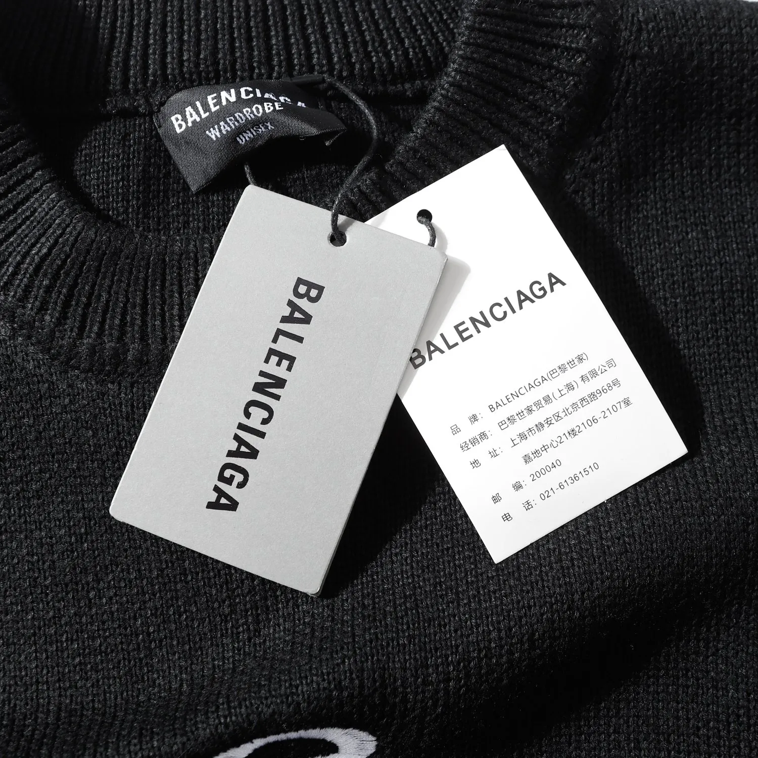 🅿️260 High quality 8826 Balenciaga/Paris double loop letter embroidered crew neck sweater black. With its unique design and elegant style, this sweater has become a must-have item this winter! The Paris double-loop letter embroidery design not only adds to the fashion sense of the sweater, but also makes it full of Parisian romance. The round neck design is simple and elegant, and it is very comfortable to wear. It is very suitable for wearing inside or outside. Black is an unbeatable classic color that can easily go out with any bottoms and attract attention. In terms of warmth, this sweater is made of high-quality wool and cashmere, which is not only soft and comfortable, but also very warm. Even in the cold winter, you don't have to worry about getting cold. At the same time, the tailoring of this sweater is also very elegant. It not only looks slim and slim when worn, but also shows off the body curve well -xs-l -Black