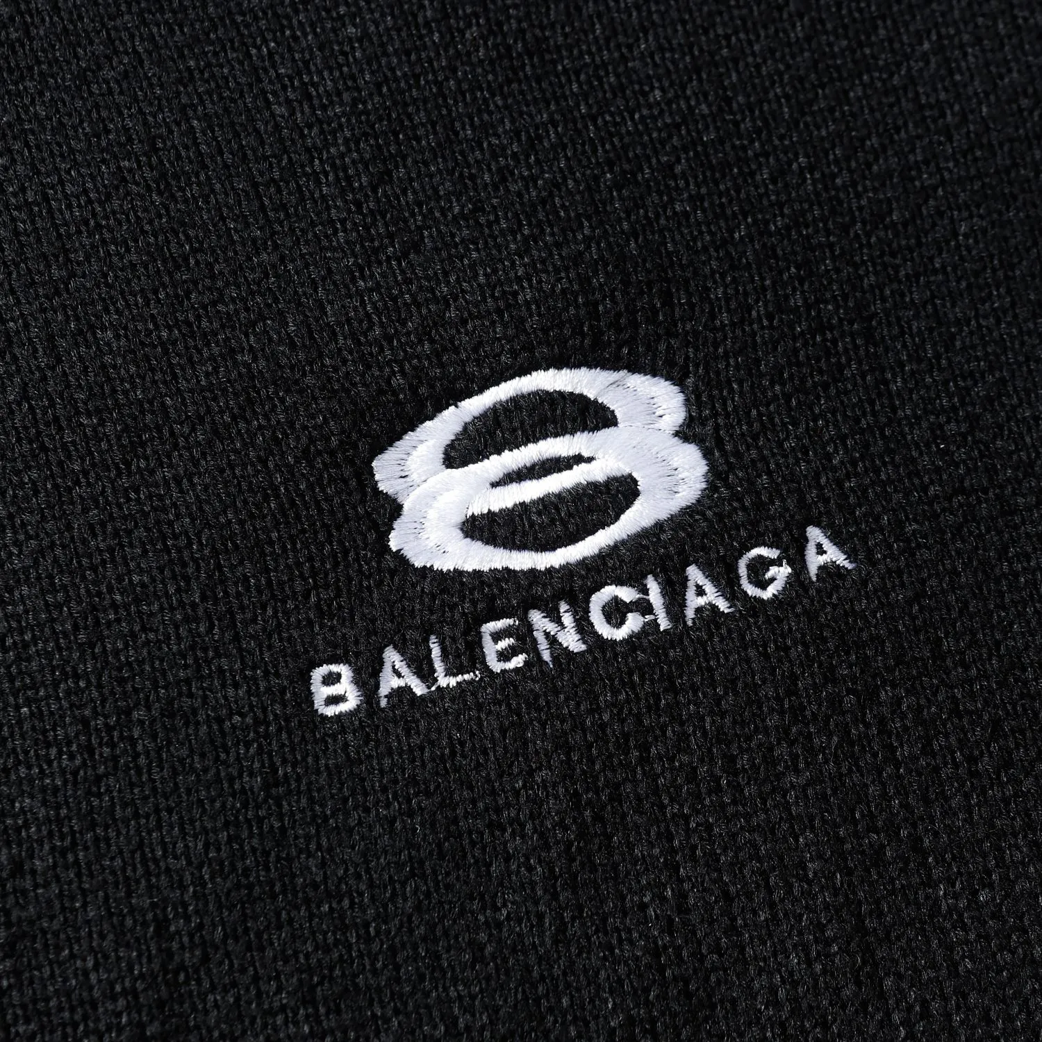 🅿️260 High quality 8826 Balenciaga/Paris double loop letter embroidered crew neck sweater black. With its unique design and elegant style, this sweater has become a must-have item this winter! The Paris double-loop letter embroidery design not only adds to the fashion sense of the sweater, but also makes it full of Parisian romance. The round neck design is simple and elegant, and it is very comfortable to wear. It is very suitable for wearing inside or outside. Black is an unbeatable classic color that can easily go out with any bottoms and attract attention. In terms of warmth, this sweater is made of high-quality wool and cashmere, which is not only soft and comfortable, but also very warm. Even in the cold winter, you don't have to worry about getting cold. At the same time, the tailoring of this sweater is also very elegant. It not only looks slim and slim when worn, but also shows off the body curve well -xs-l -Black