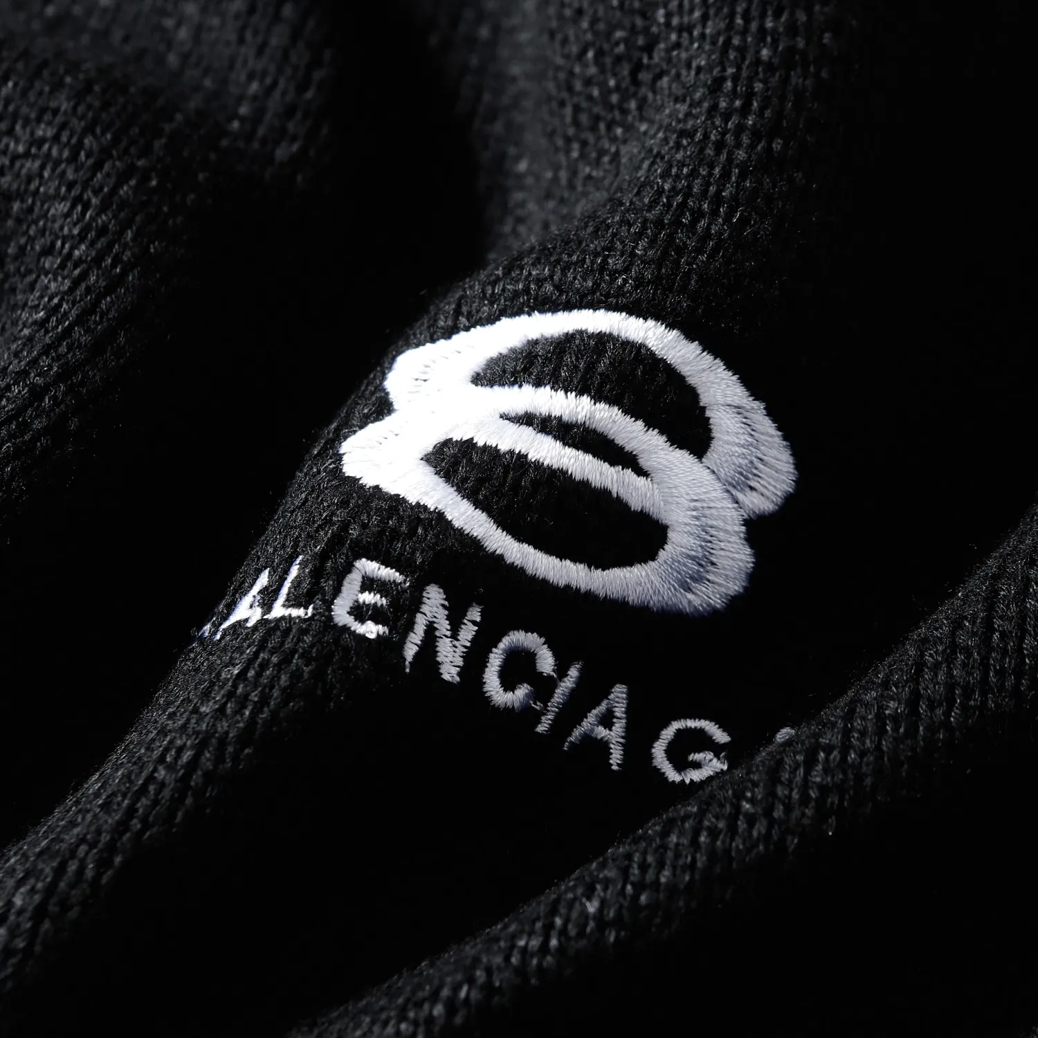🅿️260 High quality 8826 Balenciaga/Paris double loop letter embroidered crew neck sweater black. With its unique design and elegant style, this sweater has become a must-have item this winter! The Paris double-loop letter embroidery design not only adds to the fashion sense of the sweater, but also makes it full of Parisian romance. The round neck design is simple and elegant, and it is very comfortable to wear. It is very suitable for wearing inside or outside. Black is an unbeatable classic color that can easily go out with any bottoms and attract attention. In terms of warmth, this sweater is made of high-quality wool and cashmere, which is not only soft and comfortable, but also very warm. Even in the cold winter, you don't have to worry about getting cold. At the same time, the tailoring of this sweater is also very elegant. It not only looks slim and slim when worn, but also shows off the body curve well -xs-l -Black