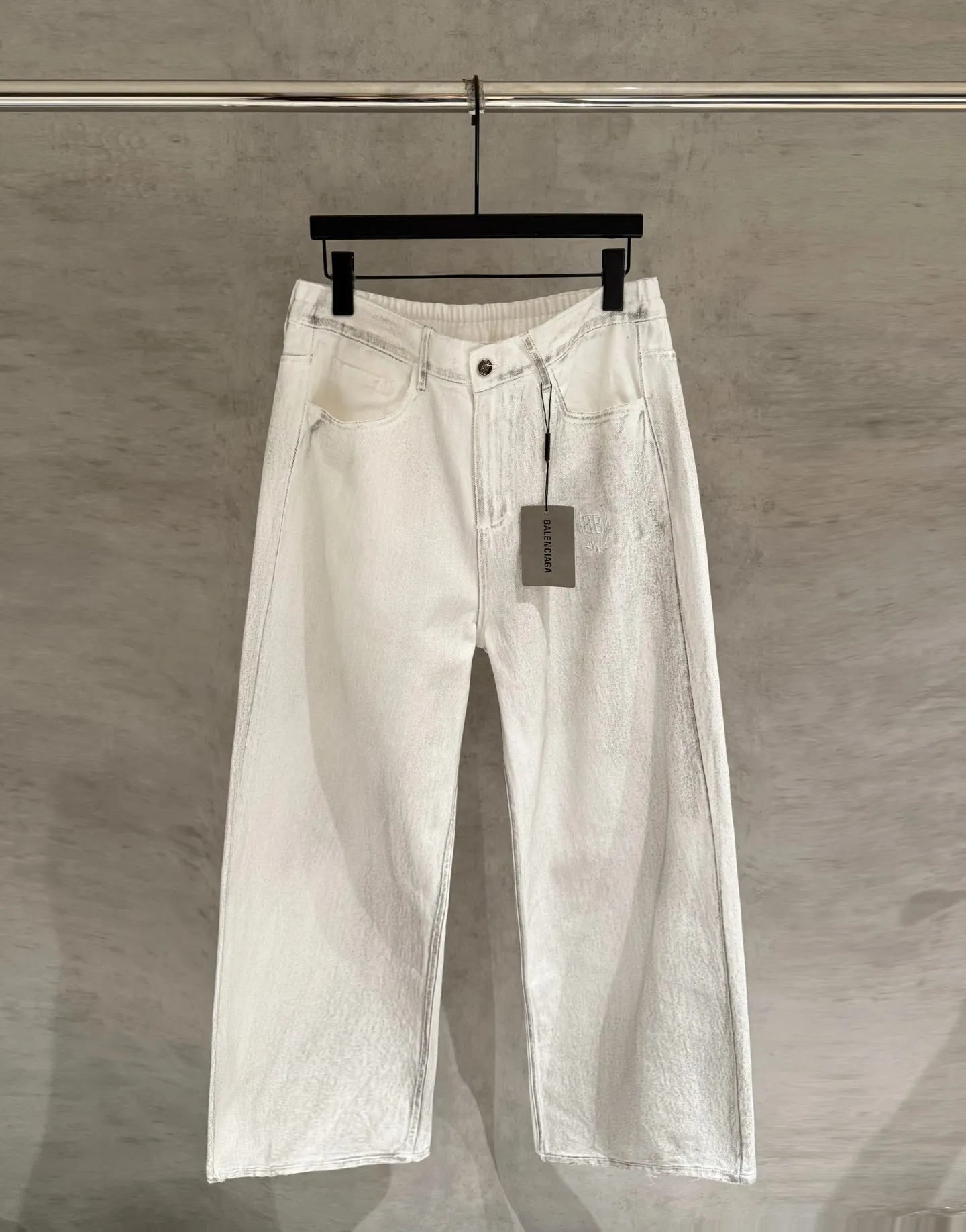 🅿️330 [Strict quality control] BAl Balenciaga white wasteland-style distressed jeans. Double B embroidery on the left side of the front panel. The distressed treatment is unique, and the wasteland-style design is super eye-catching. This style is particularly suitable for this year’s tone, allowing you to easily become a trend-setter at the forefront of fashion. Wearing it, whether paired with a simple top or a personalized jacket, can show a unique charm. Single color for men and women Size: M-2XL