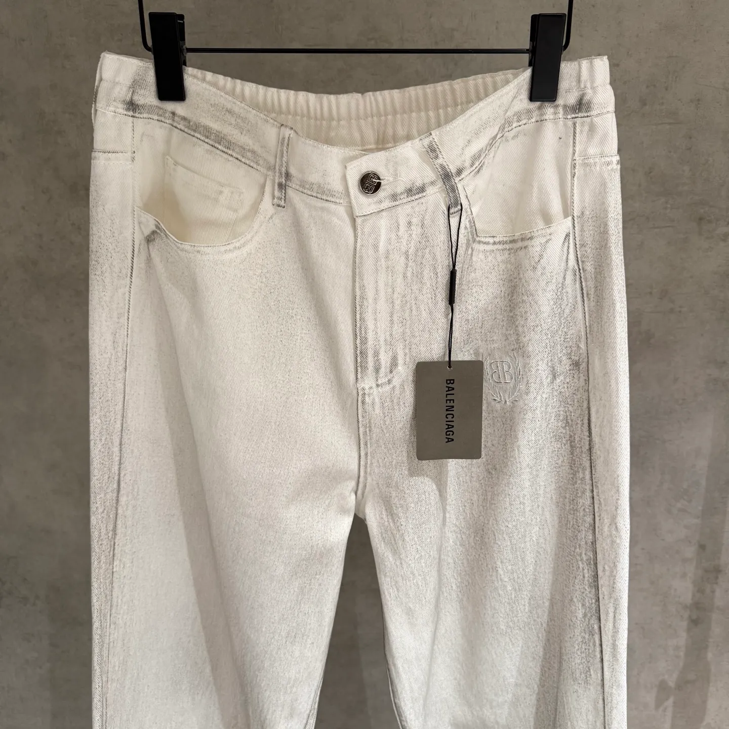 🅿️330 [Strict quality control] BAl Balenciaga white wasteland-style distressed jeans. Double B embroidery on the left side of the front panel. The distressed treatment is unique, and the wasteland-style design is super eye-catching. This style is particularly suitable for this year’s tone, allowing you to easily become a trend-setter at the forefront of fashion. Wearing it, whether paired with a simple top or a personalized jacket, can show a unique charm. Single color for men and women Size: M-2XL