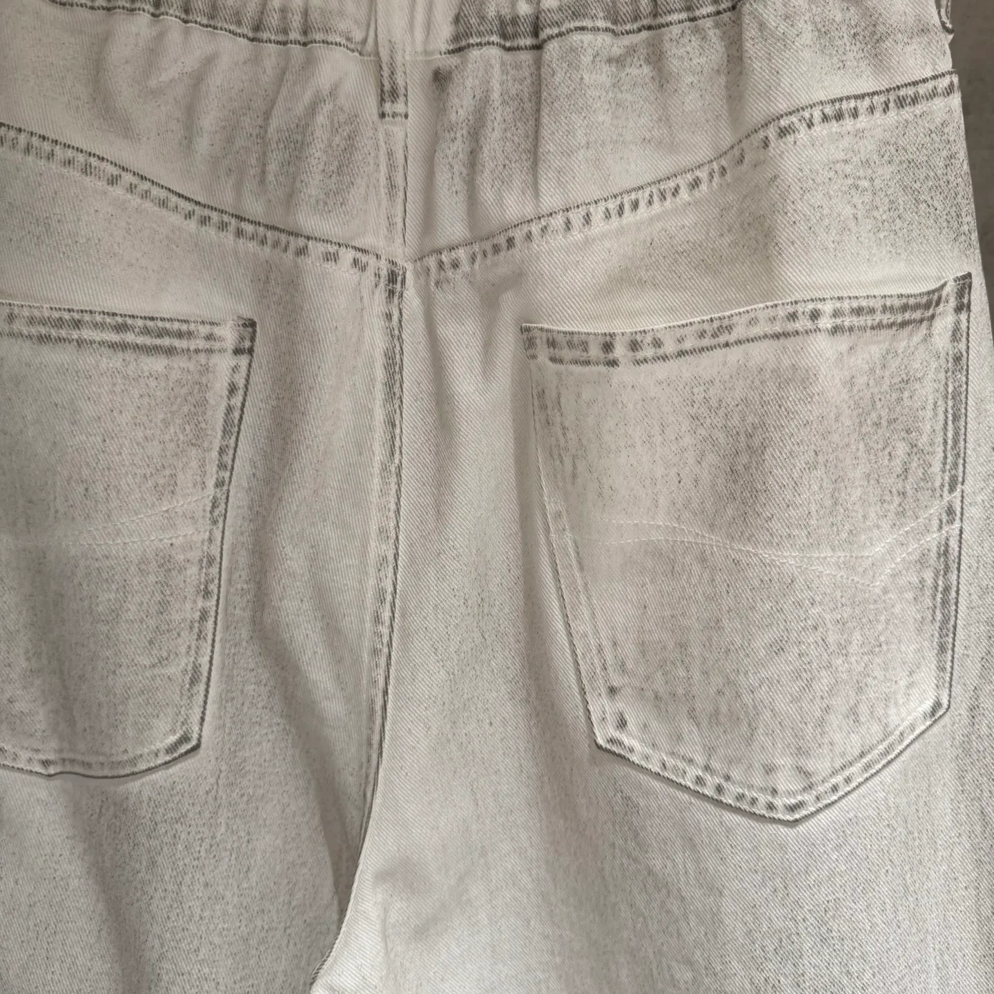 🅿️330 [Strict quality control] BAl Balenciaga white wasteland-style distressed jeans. Double B embroidery on the left side of the front panel. The distressed treatment is unique, and the wasteland-style design is super eye-catching. This style is particularly suitable for this year’s tone, allowing you to easily become a trend-setter at the forefront of fashion. Wearing it, whether paired with a simple top or a personalized jacket, can show a unique charm. Single color for men and women Size: M-2XL