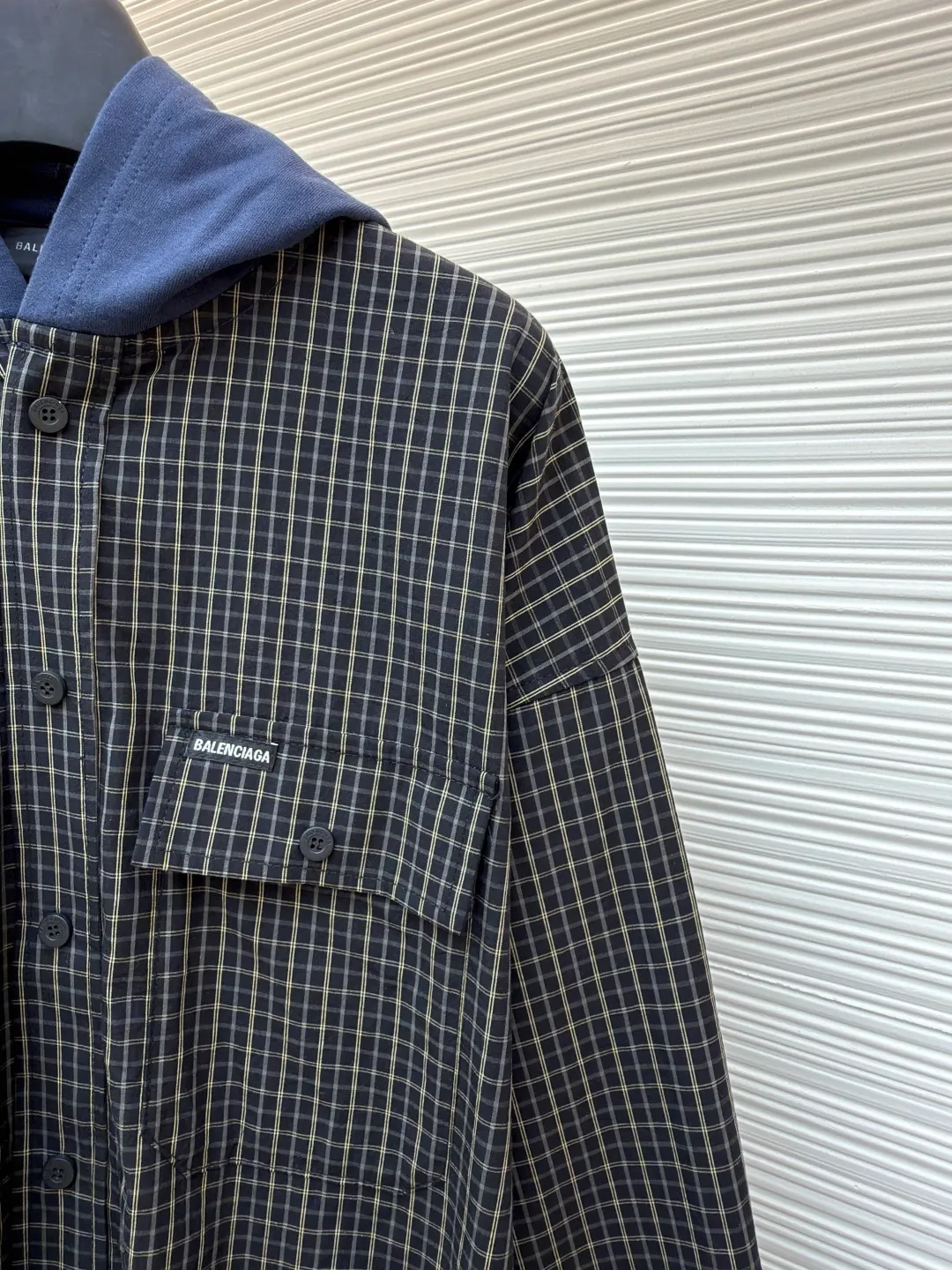 Balenciaga logo plaid splicing hooded jacket ●Original version: purchased and developed by 8838 ●Item number: 1680863-B05 ●Fabric: combed cotton fabric ●Technology: Made by positioning cutting machine ●Version: Loose version ●Weight: about 570 grams ●Size: 1-2-3-4 ●Description: Custom-woven and custom-dyed woven fabrics are made of high-count worsted yarn and are precisely interwoven with two-color warp and weft yarns to form a three-dimensional plaid. The yarn ratio and tension must be strictly controlled to ensure the uniformity of the plaid. 300G knitted fabric base, using high-weight knitted base fabric, taking into account stiffness and elasticity, ensuring the balance between drape and dynamic comfort of the pants. The overall wiring is straight and delicate, the fabric is comfortable and soft, and the color is consistent without color difference. It can be matched with the same style to create a fashionable look and control various occasions. Customized accessories, complete with three standards, same style for men and women!