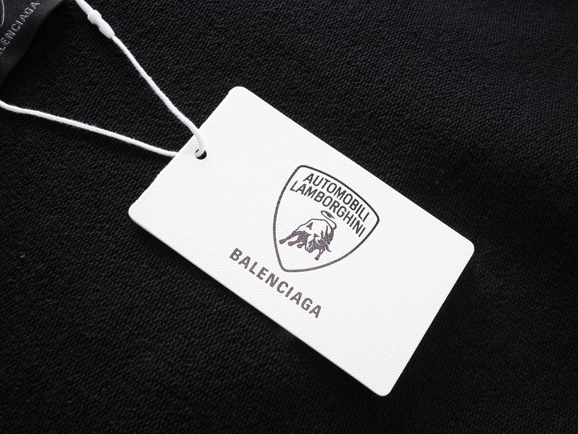 🅿️310 Real photos [Top version. Official website quality] BALENCI*GA/Paris co-branded Lamborghini Lamborghini front pattern LOGO printed hooded sweatshirt SS25 latest model. Research and development at the first time, different market currencies. Comparisons welcome. The fabric is made of Paris ZP custom-woven and dyed cotton sweatshirt. Weighing 460 grams, the cloth surface is clean. The cloth pattern is clear, soft and comfortable. The threads are dyed with no color difference. The printing uses imported environmentally friendly glue printing. The pattern letters are clear, three-dimensional and without burrs. Jubie market produces pictures based on pictures. Welcome to compare. The version adopts OS loose shoulder design. Same style for men and women. Code: BL259930 Color: Black Size: XS S M L