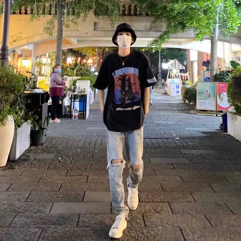 ♻️💯Upper body reference model picture❤️Top tested version 22SS new BALENCIAGA Balenciaga co-branded Aya rock girl portrait print burst pattern discharge dye male and female couple star same style pure cotton short sleeves Heavy industry, heavy industry. This chest print alone was printed more than 20 times, and I almost gave up several times. With a QR code scanning machine, there is no way to successfully scan the original version, as the color alternation is too complicated. Because the transitional fast colors are too close, they must be manually debugged multiple times. The printing uses a combination of discharge dyeing + direct injection. There is no glue base for printing. The dye is completely combined with the fabric. The printing anti-counterfeiting can be torn at any time without damaging the printing. The cuff printing adopts the burst pattern technology, which bursts naturally. It can also be pulled apart manually. The fabric of the clothes is made of snowflake color and is pre-shrunk and washed in 2 washes. It is guaranteed that the clothes will not fade, have no re-dyed and odor, and the details will never matter. The fabric weighs up to 300g after washing. Color: Washed Gray Size: XS-L P:320