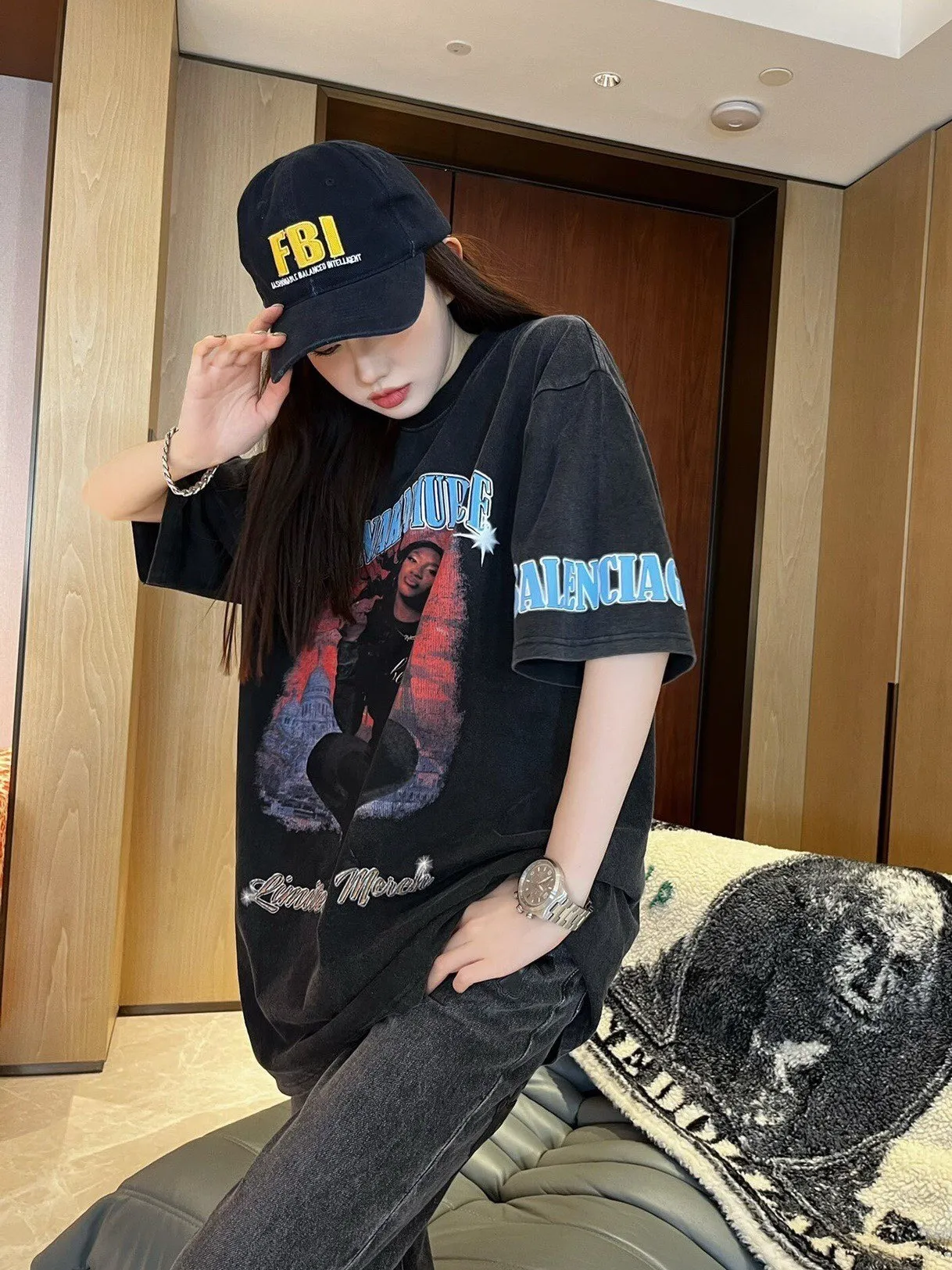 ♻️💯Upper body reference model picture❤️Top tested version 22SS new BALENCIAGA Balenciaga co-branded Aya rock girl portrait print burst pattern discharge dye male and female couple star same style pure cotton short sleeves Heavy industry, heavy industry. This chest print alone was printed more than 20 times, and I almost gave up several times. With a QR code scanning machine, there is no way to successfully scan the original version, as the color alternation is too complicated. Because the transitional fast colors are too close, they must be manually debugged multiple times. The printing uses a combination of discharge dyeing + direct injection. There is no glue base for printing. The dye is completely combined with the fabric. The printing anti-counterfeiting can be torn at any time without damaging the printing. The cuff printing adopts the burst pattern technology, which bursts naturally. It can also be pulled apart manually. The fabric of the clothes is made of snowflake color and is pre-shrunk and washed in 2 washes. It is guaranteed that the clothes will not fade, have no re-dyed and odor, and the details will never matter. The fabric weighs up to 300g after washing. Color: Washed Gray Size: XS-L P:320