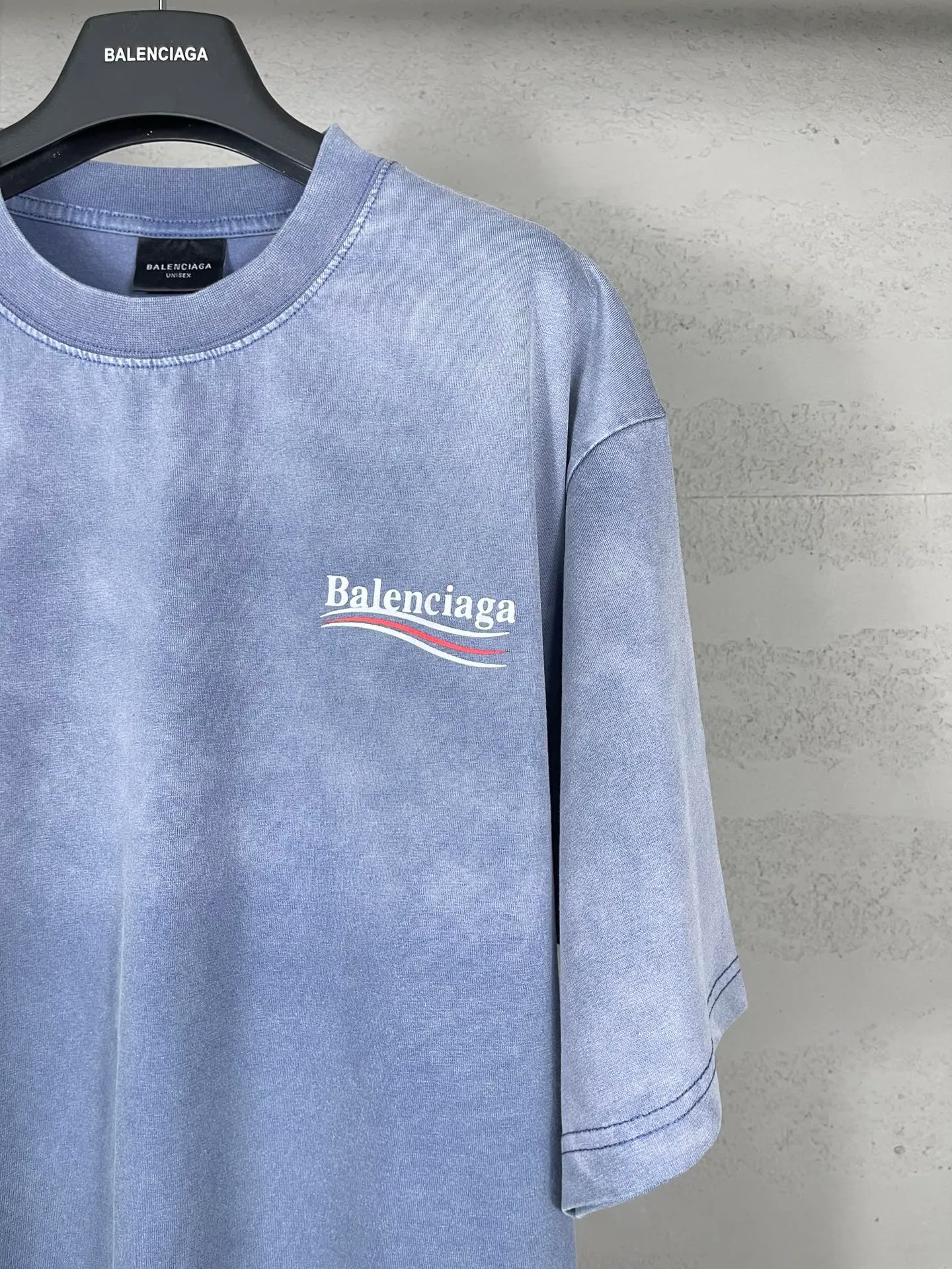 🅿️190 real photos [Top version. Official website quality] BALENCI*GA/Paris#Classic style, 2025 spring and summer new style. Coke printed ripped washed and distressed short-sleeved T-shirt#. The blue wash water is sprayed with maliu gradient fried color effect. The fabric is made of Paris ZP custom-woven and dyed cotton double yarn. Weighing 260 grams, the cloth surface is clean. The cloth pattern is clear, soft and comfortable. The threads are dyed with no color difference. The classic pattern printing uses environmentally friendly imported glue and precision stencil. The letters are clear. No burrs. The three-dimensional effect is strong. The garments are washed and worn. All colors are synchronized with the brick cabinets, custom woven and dyed, and will not fade. Different market currencies. The version adopts OS loose shoulder design. Same style for men and women. Code: BL253631 Color: washed blue, washed light purple Size: XS S M L
