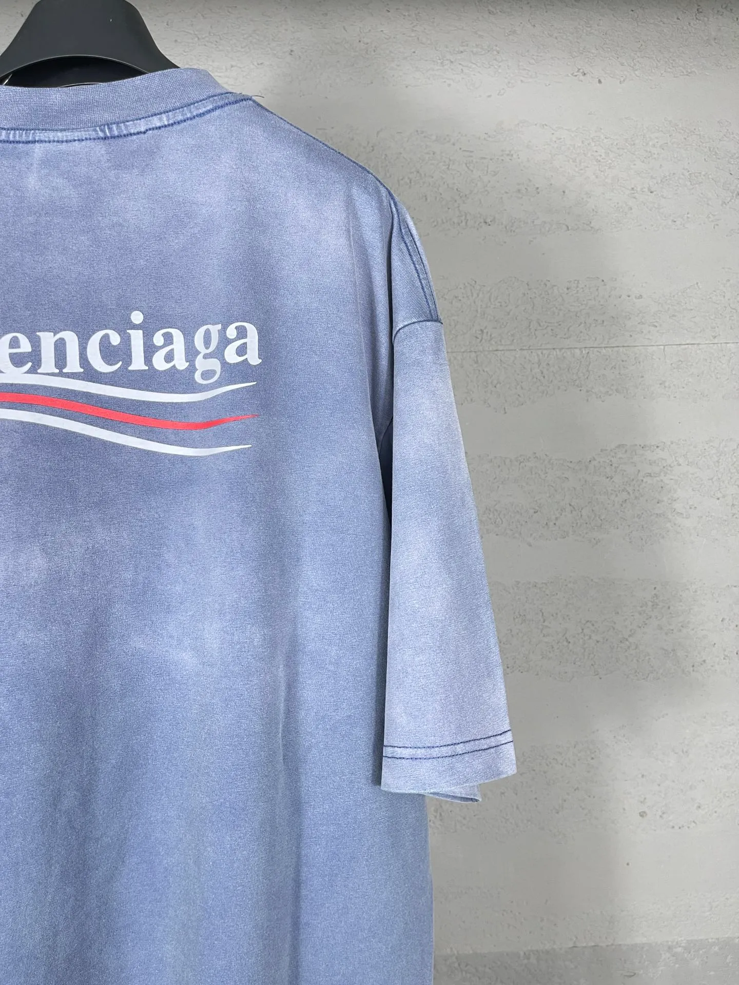 🅿️190 real photos [Top version. Official website quality] BALENCI*GA/Paris#Classic style, 2025 spring and summer new style. Coke printed ripped washed and distressed short-sleeved T-shirt#. The blue wash water is sprayed with maliu gradient fried color effect. The fabric is made of Paris ZP custom-woven and dyed cotton double yarn. Weighing 260 grams, the cloth surface is clean. The cloth pattern is clear, soft and comfortable. The threads are dyed with no color difference. The classic pattern printing uses environmentally friendly imported glue and precision stencil. The letters are clear. No burrs. The three-dimensional effect is strong. The garments are washed and worn. All colors are synchronized with the brick cabinets, custom woven and dyed, and will not fade. Different market currencies. The version adopts OS loose shoulder design. Same style for men and women. Code: BL253631 Color: washed blue, washed light purple Size: XS S M L