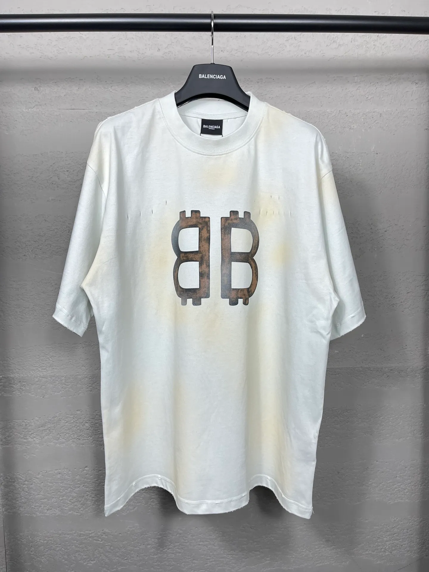 🅿️200 real photos [Top version. Official website quality] BALENCI*GA/Paris. 2023 latest mud hand-painted worn distressed short-sleeved T-shirt. Brick cabinet synchronization. ⚠️Difference in market currency. YB development. Color system is black and blue. Worn. Hand-painted consistent with ZP,‼ ️The fabric is made of Paris ZP custom-woven and dyed 100% double yarn compact cotton. The weight is 260 grams. The cloth surface is clean. The cloth pattern is clear, soft and comfortable. The threads are dyed with no color difference. Ready-made garments are hand-painted, worn, and distressed, with heavy craftsmanship. Comparisons welcome. The version adopts OS loose shoulder design. Same style for men and women. Code: BL223202 Color: black blue, off-white, smoky gray, royal blue. Size: XS to L