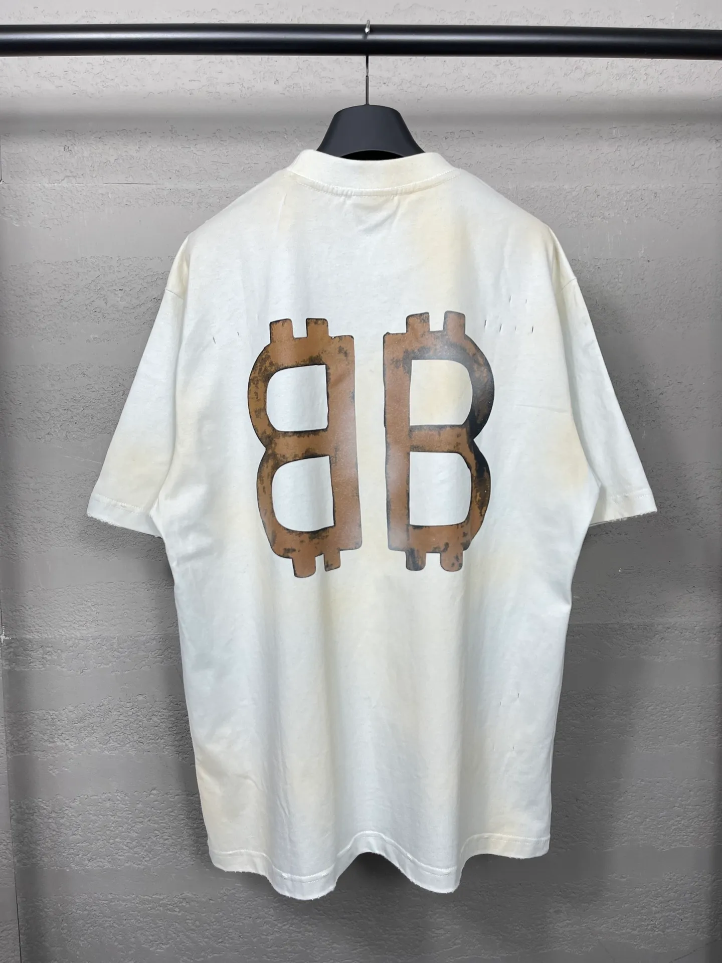 🅿️200 real photos [Top version. Official website quality] BALENCI*GA/Paris. 2023 latest mud hand-painted worn distressed short-sleeved T-shirt. Brick cabinet synchronization. ⚠️Difference in market currency. YB development. Color system is black and blue. Worn. Hand-painted consistent with ZP,‼ ️The fabric is made of Paris ZP custom-woven and dyed 100% double yarn compact cotton. The weight is 260 grams. The cloth surface is clean. The cloth pattern is clear, soft and comfortable. The threads are dyed with no color difference. Ready-made garments are hand-painted, worn, and distressed, with heavy craftsmanship. Comparisons welcome. The version adopts OS loose shoulder design. Same style for men and women. Code: BL223202 Color: black blue, off-white, smoky gray, royal blue. Size: XS to L