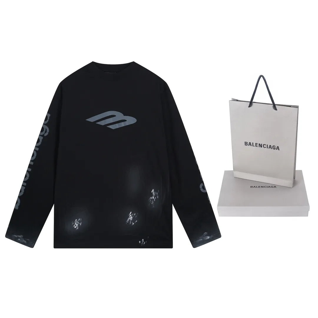 🅿️230 real photos [Top version. Official website quality] BALENCI*GA/Paris #2024 new style 3M letter classic print. Hand-painted. Graffiti. Long-sleeved T-shirt. #2024 Spring and Summer Brick Cabinet Synchronization Welcome to compare. The fabric is made of Paris ZP custom-woven and dyed cotton double yarn, with a weight of 260 grams. The cloth surface is clean. The cloth pattern is clear, soft and comfortable. The threads are dyed with no color difference. The classic letter LOGO is printed with imported environmentally friendly glue. The letters are clear and the effect is three-dimensional. Ready-to-wear hand drawn doodles. Restore the brick cabinet, adopt OS loose shoulder style. Same style for men and women. Coding: BL225050 Color: black, blue Size: XS S M L