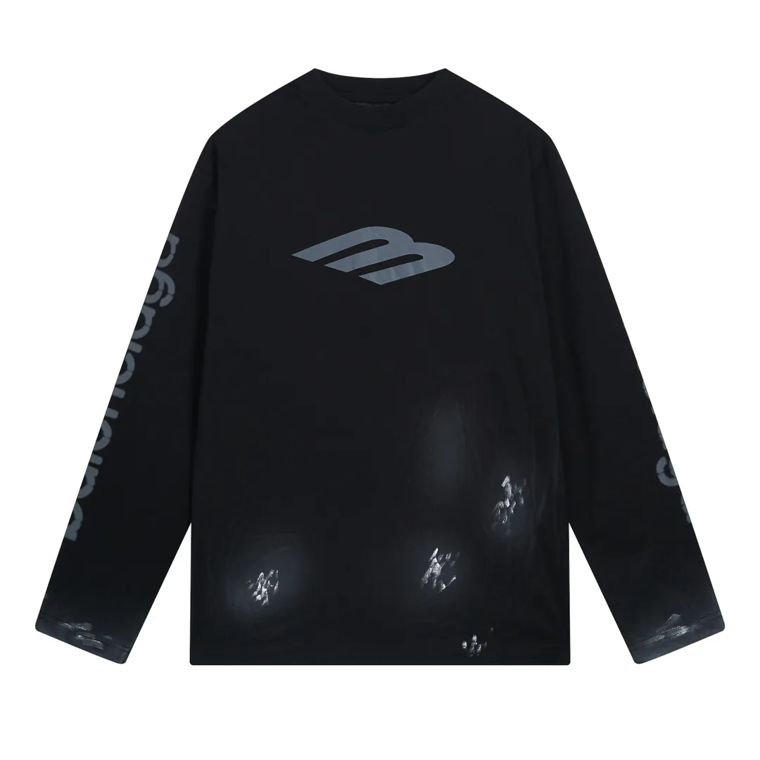 🅿️230 real photos [Top version. Official website quality] BALENCI*GA/Paris #2024 new style 3M letter classic print. Hand-painted. Graffiti. Long-sleeved T-shirt. #2024 Spring and Summer Brick Cabinet Synchronization Welcome to compare. The fabric is made of Paris ZP custom-woven and dyed cotton double yarn, with a weight of 260 grams. The cloth surface is clean. The cloth pattern is clear, soft and comfortable. The threads are dyed with no color difference. The classic letter LOGO is printed with imported environmentally friendly glue. The letters are clear and the effect is three-dimensional. Ready-to-wear hand drawn doodles. Restore the brick cabinet, adopt OS loose shoulder style. Same style for men and women. Coding: BL225050 Color: black, blue Size: XS S M L