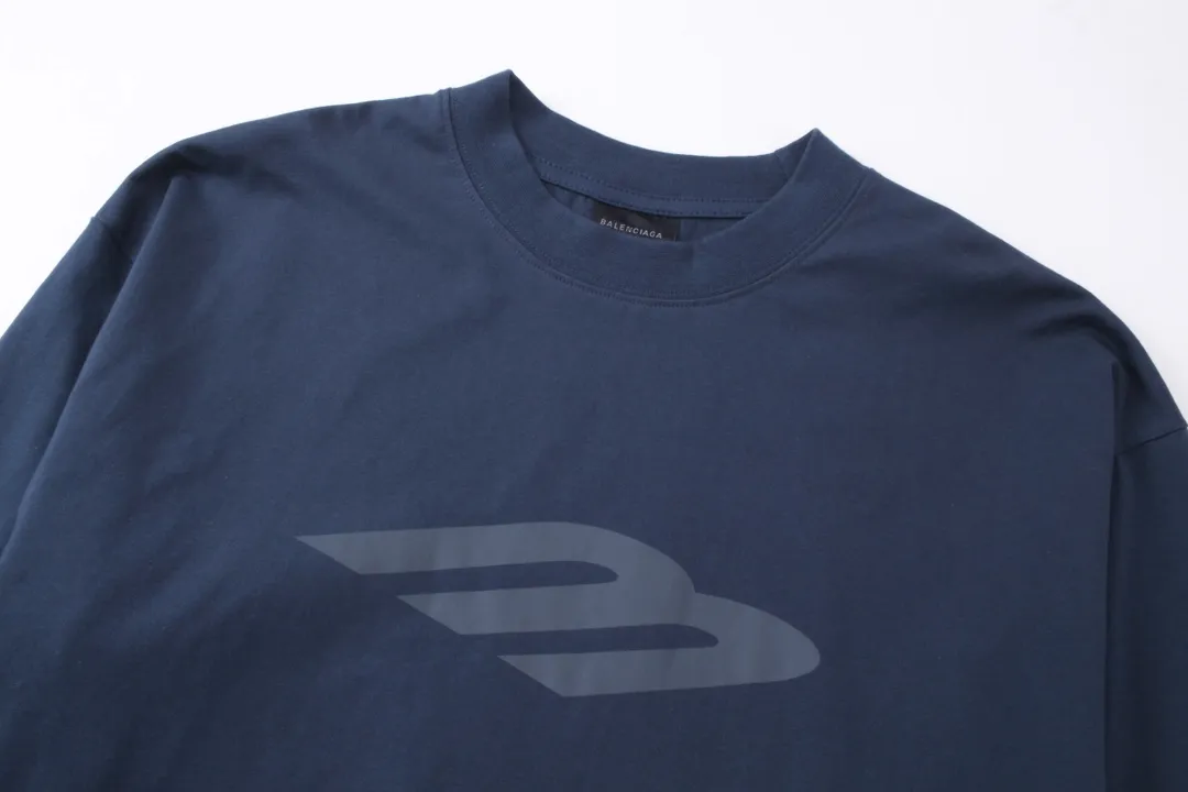 🅿️230 real photos [Top version. Official website quality] BALENCI*GA/Paris #2024 new style 3M letter classic print. Hand-painted. Graffiti. Long-sleeved T-shirt. #2024 Spring and Summer Brick Cabinet Synchronization Welcome to compare. The fabric is made of Paris ZP custom-woven and dyed cotton double yarn, with a weight of 260 grams. The cloth surface is clean. The cloth pattern is clear, soft and comfortable. The threads are dyed with no color difference. The classic letter LOGO is printed with imported environmentally friendly glue. The letters are clear and the effect is three-dimensional. Ready-to-wear hand drawn doodles. Restore the brick cabinet, adopt OS loose shoulder style. Same style for men and women. Coding: BL225050 Color: black, blue Size: XS S M L