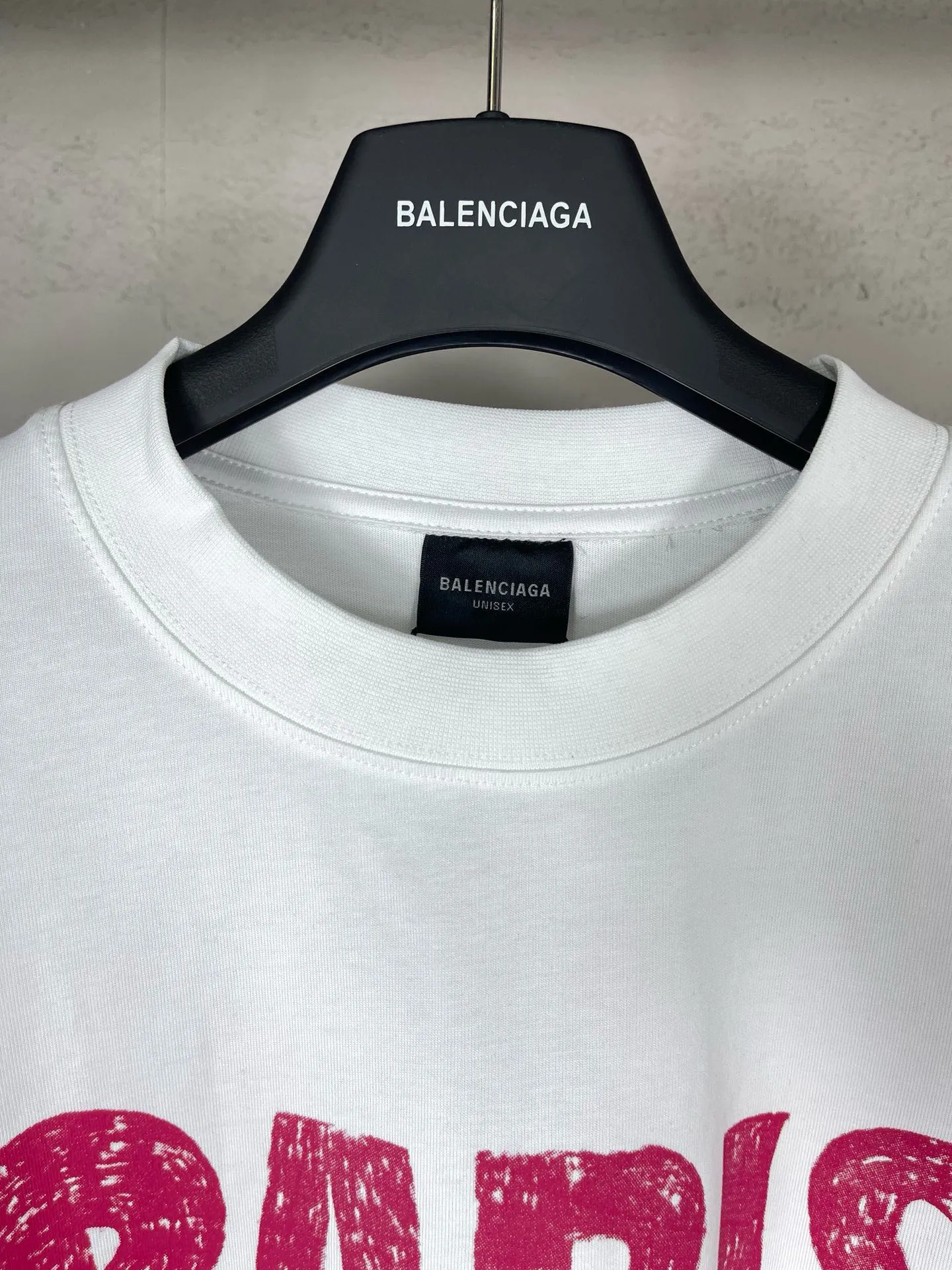 🅿️210 Real photos [Top version. Official website quality] BALENCI*GA/Paris. Long-sleeved T-shirt with Hawaiian sunset coconut palm tower LOGO pattern, brick cabinet synchronization. The fabric is made of Paris ZP custom-woven and dyed cotton sweatshirt. The weight is 260 grams, the cloth surface is clean. The cloth pattern is clear, soft and comfortable. The threads are dyed with no color difference. The classic pattern printing uses imported machine direct printing. The effect is three-dimensional and restores the brick cabinet. Different market currencies, welcome to compare. The version adopts OS loose shoulder design. Same style for men and women. Code: BL235032 Color: black, white Size: XS S M L