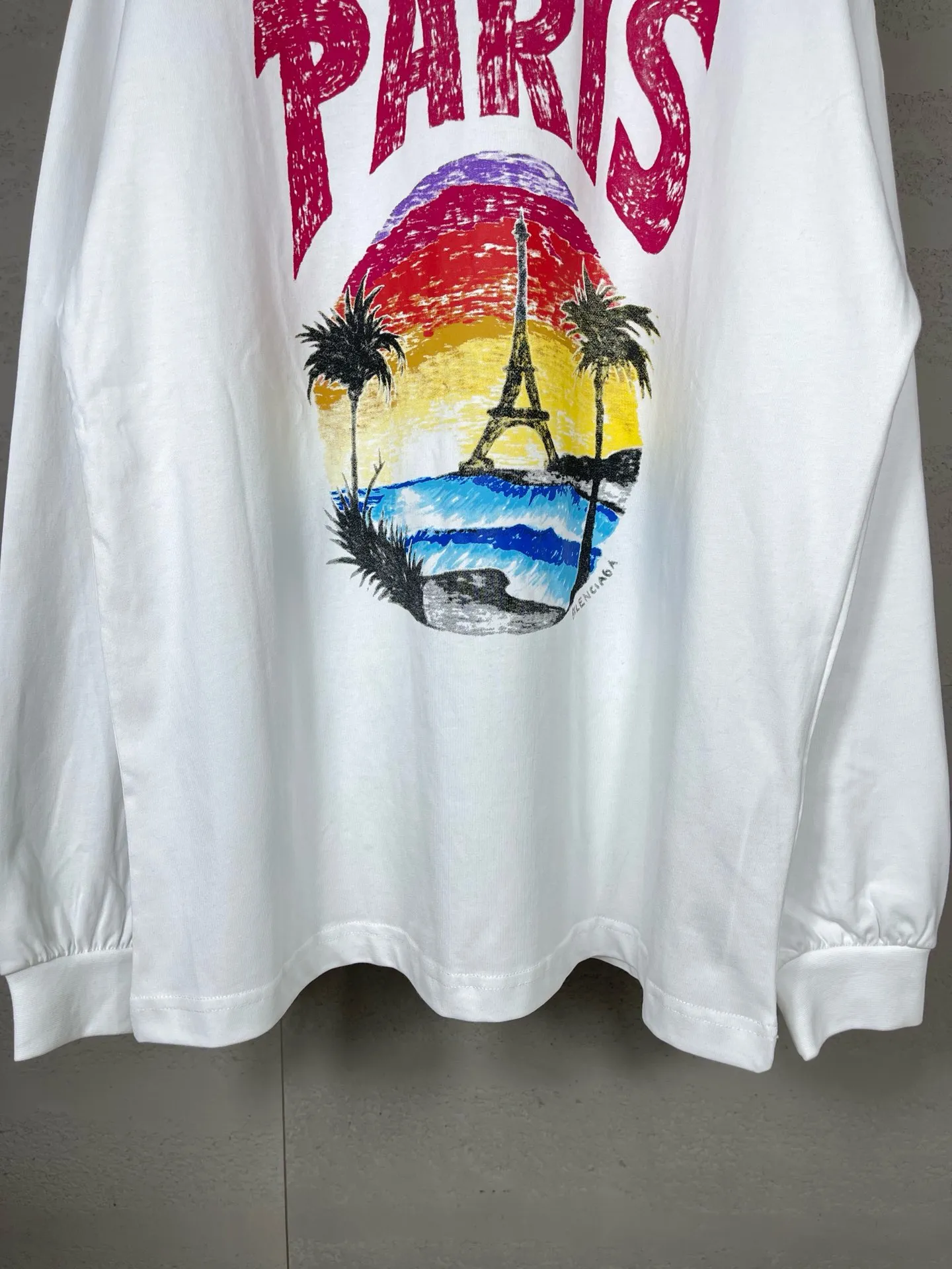 🅿️210 Real photos [Top version. Official website quality] BALENCI*GA/Paris. Long-sleeved T-shirt with Hawaiian sunset coconut palm tower LOGO pattern, brick cabinet synchronization. The fabric is made of Paris ZP custom-woven and dyed cotton sweatshirt. The weight is 260 grams, the cloth surface is clean. The cloth pattern is clear, soft and comfortable. The threads are dyed with no color difference. The classic pattern printing uses imported machine direct printing. The effect is three-dimensional and restores the brick cabinet. Different market currencies, welcome to compare. The version adopts OS loose shoulder design. Same style for men and women. Code: BL235032 Color: black, white Size: XS S M L