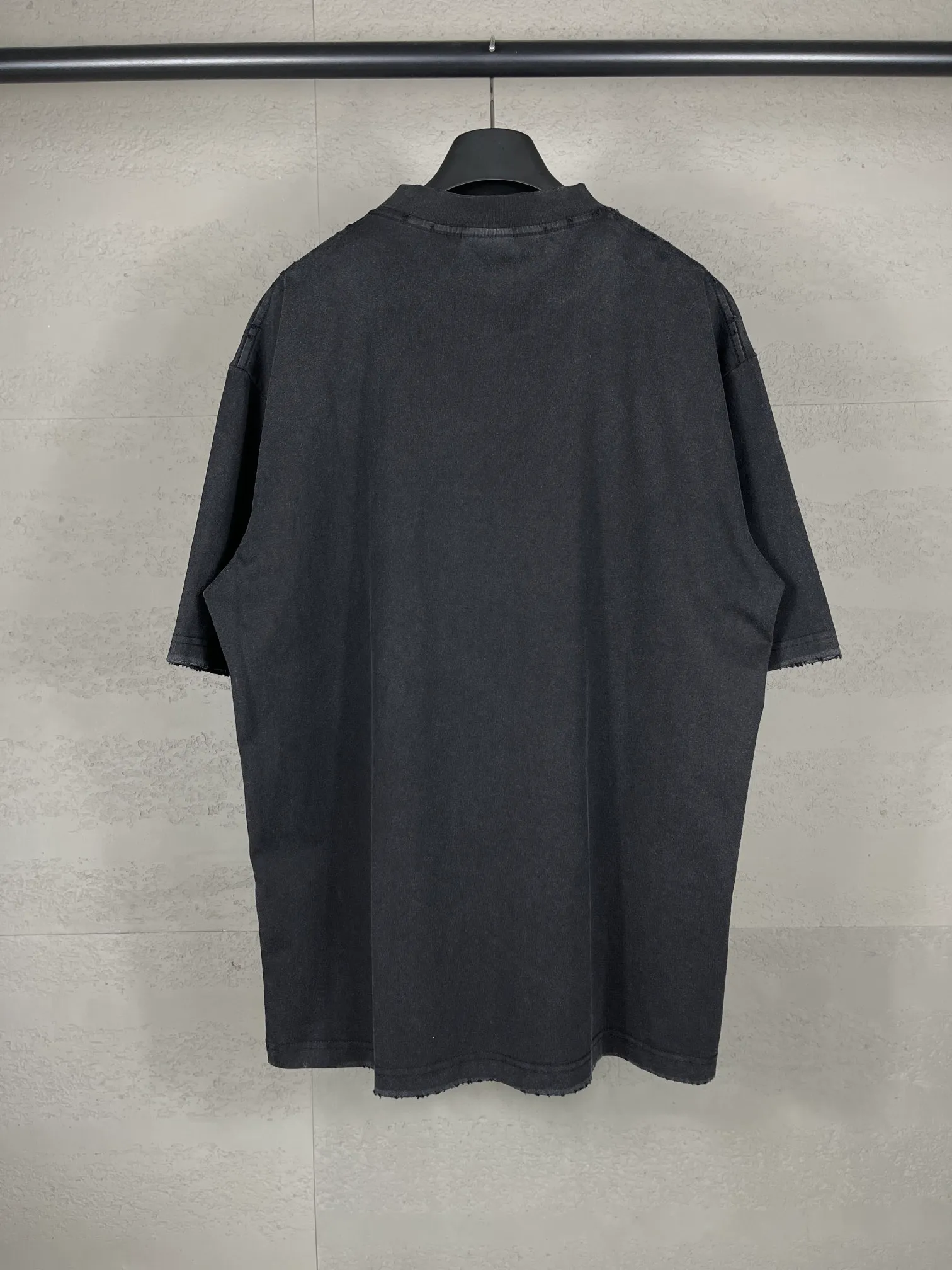 🅿️190 real photos [Top version. Official website quality] BALENCI*GA/Paris.SS25 latest model 3M artistic letter printing washed and worn short-sleeved T-shirt. Ready-made clothing with many parts worn and worn. Brick cabinets are synchronized. Genuine products are developed at the first time. The fabric is made of Paris ZP custom-woven and dyed cotton double yarn. Weighing 260 grams, the cloth surface is clean. The cloth pattern is clear, soft and comfortable. The threads are dyed with no color difference. The printing is made of environmentally friendly imported materials. The letters are clear and the effect is three-dimensional. The version adopts OS loose shoulder design. Same style for men and women. Code: BL223613 Color: washed black, gray and white. Size: XS S M L
