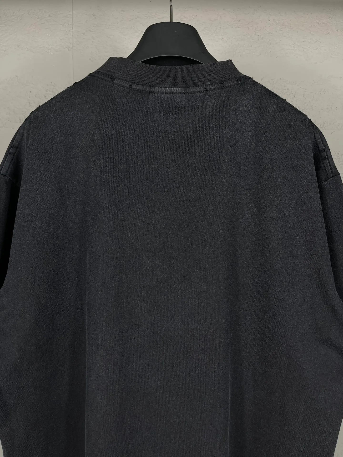 🅿️190 real photos [Top version. Official website quality] BALENCI*GA/Paris.SS25 latest model 3M artistic letter printing washed and worn short-sleeved T-shirt. Ready-made clothing with many parts worn and worn. Brick cabinets are synchronized. Genuine products are developed at the first time. The fabric is made of Paris ZP custom-woven and dyed cotton double yarn. Weighing 260 grams, the cloth surface is clean. The cloth pattern is clear, soft and comfortable. The threads are dyed with no color difference. The printing is made of environmentally friendly imported materials. The letters are clear and the effect is three-dimensional. The version adopts OS loose shoulder design. Same style for men and women. Code: BL223613 Color: washed black, gray and white. Size: XS S M L
