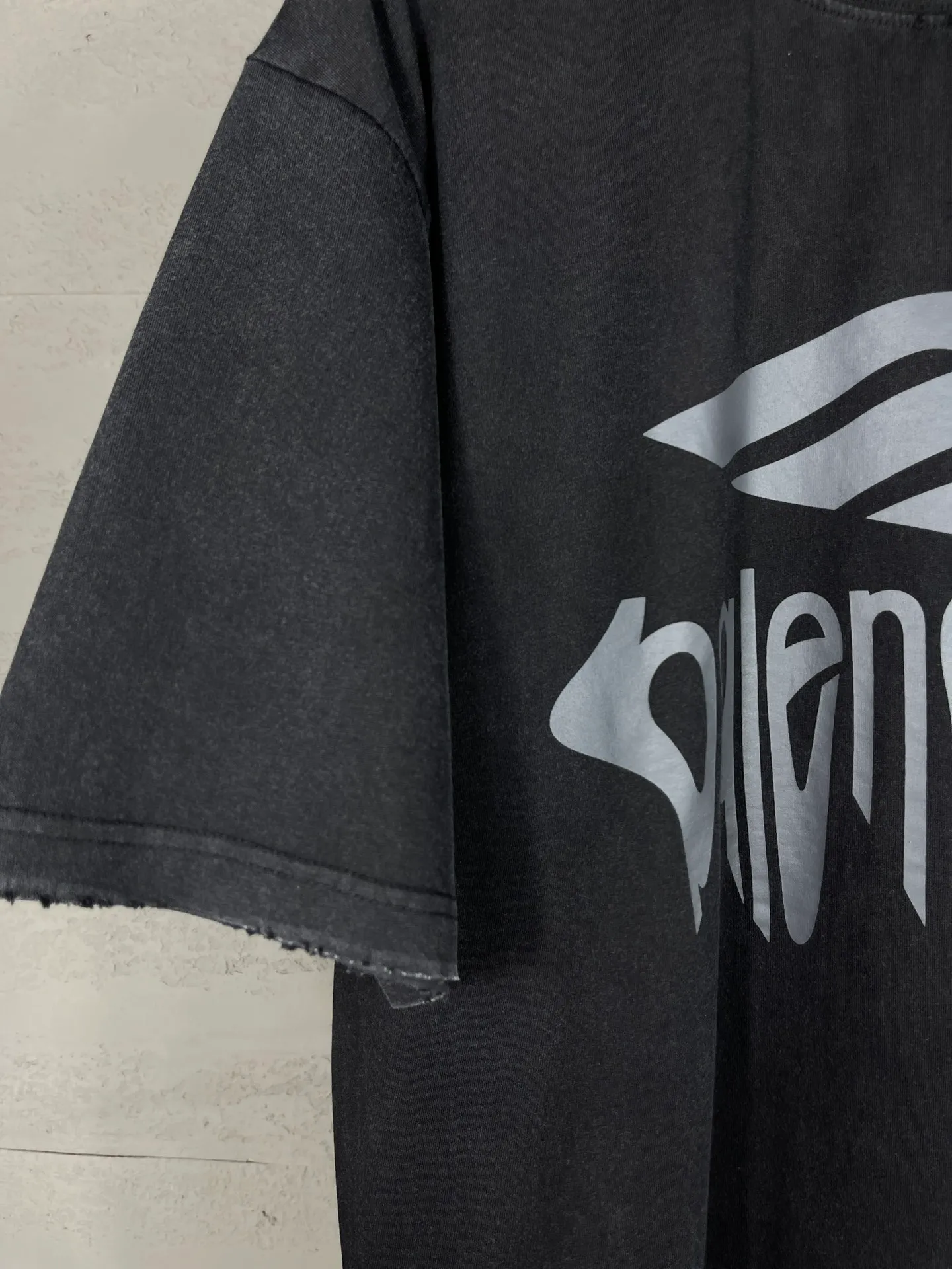 🅿️190 real photos [Top version. Official website quality] BALENCI*GA/Paris.SS25 latest model 3M artistic letter printing washed and worn short-sleeved T-shirt. Ready-made clothing with many parts worn and worn. Brick cabinets are synchronized. Genuine products are developed at the first time. The fabric is made of Paris ZP custom-woven and dyed cotton double yarn. Weighing 260 grams, the cloth surface is clean. The cloth pattern is clear, soft and comfortable. The threads are dyed with no color difference. The printing is made of environmentally friendly imported materials. The letters are clear and the effect is three-dimensional. The version adopts OS loose shoulder design. Same style for men and women. Code: BL223613 Color: washed black, gray and white. Size: XS S M L