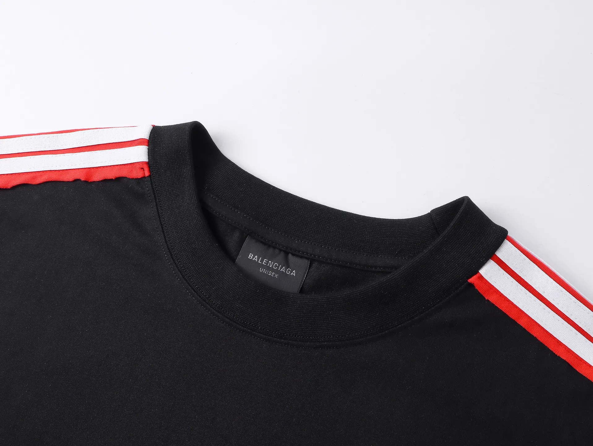 🅿️196 Detailed picture [Top version. Official website quality] BALENCI*GA/Paris SS25 latest model, raglan sleeves with color matching, drawstring, and classic LOGO short-sleeved T-shirt embroidered on the front left chest #Classic Fashion. Brick cabinets are synchronized and developed at the first time. The fabric is made of Paris ZP custom-woven and dyed cotton double yarn. Weighing 260 grams, the cloth surface is clean. The cloth pattern is clear, soft and comfortable. The threads are dyed with no color difference. The classic pattern embroidery is embroidered using an imported Tajima embroidery machine. The letters are clear, three-dimensional and without burrs. Jubie market produces pictures based on pictures. Welcome to compare. The version adopts OS loose shoulder design. Same style for men and women. Code: BL253685 Color: black, white Size: XS S M L