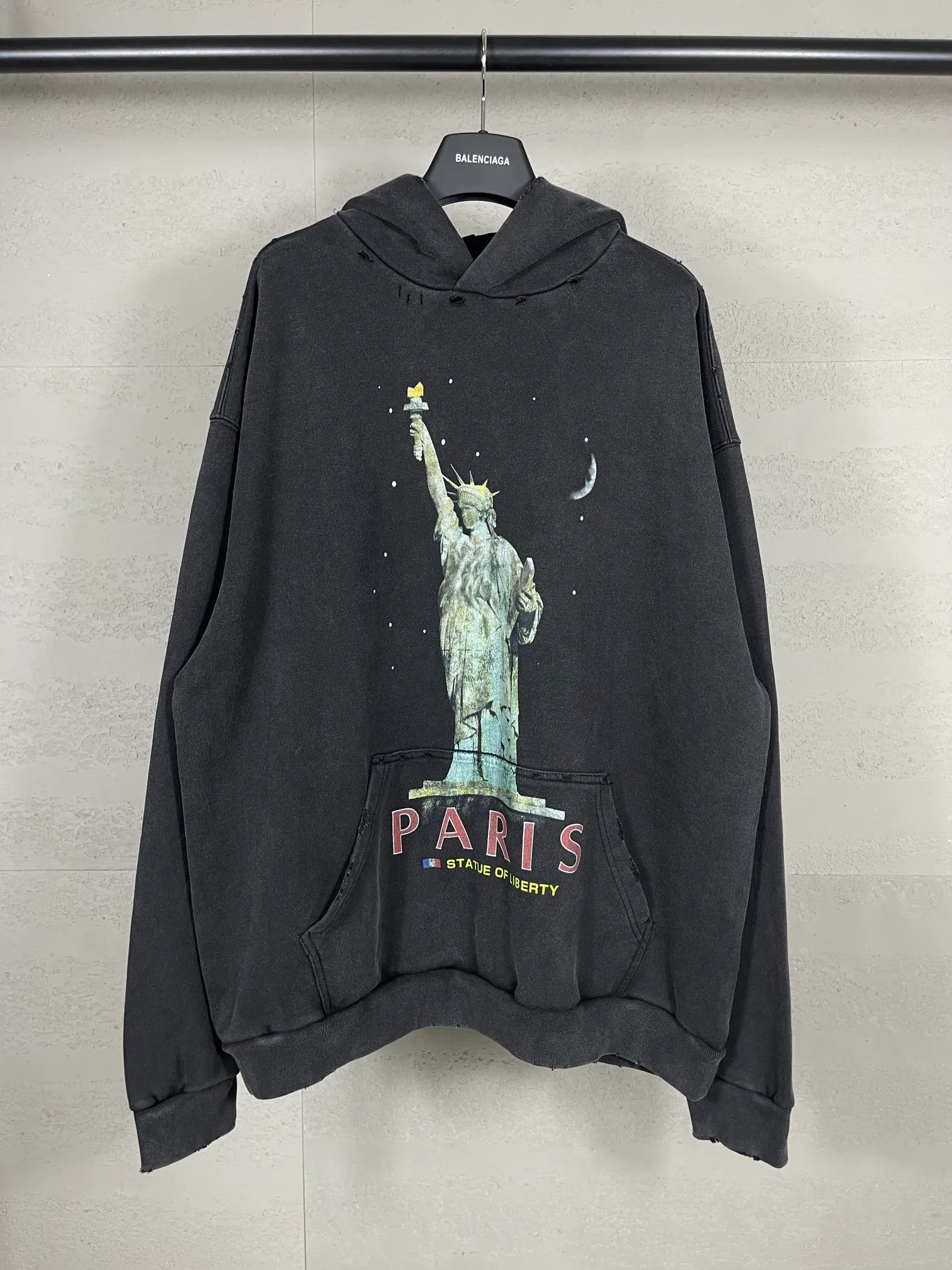 🅿️360 real photos [Top version. Official website quality] BALENCI*GA/Paris. 2024 catwalk style goddess washed, worn and worn hooded sweatshirt. 2024 new model. All pattern details, colors and Y-plates are customized, made with super heavy craftsmanship, and washed and polished. Please refer to the picture for delivery at Jubie Market. Brick cabinets are synchronized. Genuine products are developed at the first time, and you can print and compare! The fabric is made of Paris ZP custom-woven and dyed cotton terry sweatshirt. Weighing 460 grams, the cloth surface is clean. The cloth pattern is clear, soft and comfortable. The threads are dyed with no color difference. The printing uses environmentally friendly imported materials and self-inking direct injection, with clear letters and three-dimensional effect. The entire garment is washed and distressed. The version adopts OS loose shoulder design. Same style for men and women. Code: BL238926 Color: washed black Size: XS S M L