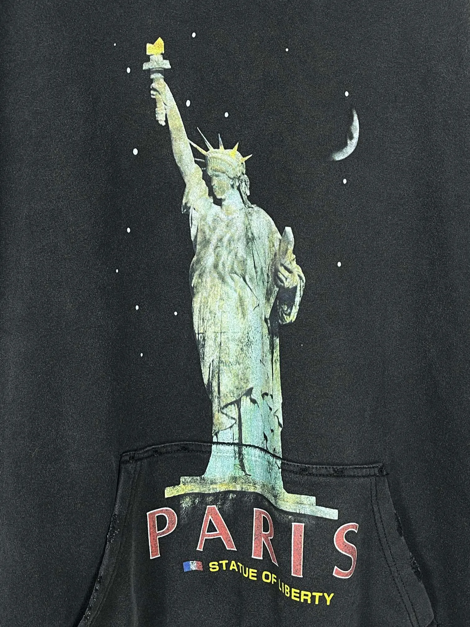 🅿️360 real photos [Top version. Official website quality] BALENCI*GA/Paris. 2024 catwalk style goddess washed, worn and worn hooded sweatshirt. 2024 new model. All pattern details, colors and Y-plates are customized, made with super heavy craftsmanship, and washed and polished. Please refer to the picture for delivery at Jubie Market. Brick cabinets are synchronized. Genuine products are developed at the first time, and you can print and compare! The fabric is made of Paris ZP custom-woven and dyed cotton terry sweatshirt. Weighing 460 grams, the cloth surface is clean. The cloth pattern is clear, soft and comfortable. The threads are dyed with no color difference. The printing uses environmentally friendly imported materials and self-inking direct injection, with clear letters and three-dimensional effect. The entire garment is washed and distressed. The version adopts OS loose shoulder design. Same style for men and women. Code: BL238926 Color: washed black Size: XS S M L